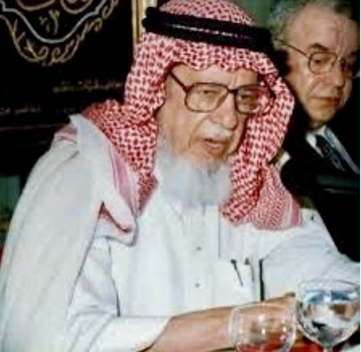 thekrayat_m's tweet photo. ( أبن مصيبيح )
 ————
🌹بقلم : عثمان الصالح
إن سفر المرء عن العاصمة #الرياض يفقده الاطلاع على ماجرى وما يحدث فيها وكنت في المنطقة الشرقية وقد لا يطلع المرء على الصحف لانشغاله أو لأنها لا تصل اليه ولكن وبعد عودتي اليها علمت بوفاة احد القادة في التعليم والتربية واحدى الشخصيات التي عرفت في جميع الأوساط في القضاء وبين العلماء ورجال الأعمال وفي سائر مجتمعنا الطيب ذلك هو صالح بن محمد المصيبيح الذي عرفته ذا شخصية محببة لدى كافة الطبقات بما عرف عنه من دين وخلق ووطنية وصدق وبشاشة وظرف وتاريخ حافل من أول حياته إلى أن أقعده  المرض وحال دونه ودون تلك الخصائص الطيبة التي تفرد بها كان يسافر سفرات الى مختلف البلاد بعامة والى البلاد العربية بخاصة فياتي الى بلده محذرا من نشر العادات السيئة والافكار الشاذة مناديا بإن يكون المرء المسلم ملتصقاً بآداب دينه. عرفته شخصياً بمدرسته و مدرسة ابيه في دخنة وكانت ملتصقة بالمسجد عام ١٣٥٩ هـ فوقفت والقرآن يطرق سمعي فكري .
وما علمت إلا ويفتح في المدرسة شاب متوسط القامة بشوش الوجه. حسن الملامح قوى الشخصية فسألني عن اسمي معرفته بي وبمن أنا أخدم عنده معلماً فاذن لي بالدخول وجلست قرابة الساعة واستمعت الى ثلاثة أمور : الأول استظهار القرآن من قبل شاب يقرؤه غيبا من السور الطوال الثاني - طالب حدثنا في آداب المشي إلى الصلاة للشيخ المجدد محمد بن عبد الوهاب وثالث يقرا علينا من ثلاثة الأصول للشيخ ايضا وهناك طلبة آخرون منهم من قرأ علينا من قصائد الشيخ سليمان بن سحمان وقصيدة لا اتذكر أولها ولكنها للشيخ محمد بن عثيمين العالم والأديب والشاعر بل شاعر #الملك_عبدالعزيز رحمه الله الذي لايزال شعره طرياً وقوله ندياً والشيخ #سعد_عبدالعزيز_الرويشد لم يزل به حفيا ينشدنا من أشعاره في النوادي ما يسعد النفس ويشرح الصدر بصوته الجميل وتعبيره اللطيف ونغماته المقبولة
نعود الى فقيدنا رحمه الله فقد درس على يد رجال كبار ومواطنين اصلاء. 
واذكر ان (ابن مفيريج) ممن كان يذكره الراحل كثيراً ويمجده.. ولقد قلت له شخصياً الا تحب ان تتحدث مع الجزيرة الجريدة لتكون ضيفا عليها يوم الجمعة فكان مهذباً لطيفا وصريحا مؤدبا.. قال رحمه الله - يا اخي - هل اعجاب الناس بما ساذكره - فيما اذا اعجبهم - يزيدني في الآخرة مغفرة ورضوانا ... قلت له أن اقلام  الخلق اقلام الحق وان الرسول صلى الله عليه وسلم مرت عليه جنازة فذكرت بخير. فقال وجبت ومرت أخرى فذكرت بخلاف ذلك ا فقال وجبت .. الا تحب ياشيخ صالح ان يدعي لك .. فقال هذا تعبير وتحبير لا اوافق عليه، فان كنت عملت خيراً فهو مدون في صحائف عملي لا يزيده ابرازه في الصحف شيئا وانا بما عملت سابقا راض ولا اريد ان ينشر ولا أذكره
ثم قال دعنا من هذاواخذنا نتجول في ميدان أخر
رحمه الله صورة من الرجل الصالح .. الرجل الصريح الرجل الصادق 
الذي يقول الحق ولا يبال وقال أريد كلمة تفيدني في اخرني وتنفعني امام الله تعالى. وكلمة الحق فيها لذة وانا احب هذه الصراحة
ورايته يوماً في مجلس إمام الحرم العم الشيخ عبد العزيز بن صالح وكان يحبه ويحترمه ولا يكاد يفارق جلساته العامة في المدينة وكان العم برتاح لمجالسته ويستمع إلى أحاديثه  ولكنه في نفس الوقت يعلم مافيه من مكامن الخير وحب اهله وكان يساله العم عن رحلته للعلاج الى لبنان ومقابلاته من السعوديين وغيرهم وماذا قال لهم وماذا قالوا له فكان مما اعجبه صراحته مع أولئك وكان مع اولاده اکثر نصحا واشد صراحة ولهذا فأولاده على جانب من الاخلاق وان كنت لم التق منهم إلا بالذين احدهما في زيارتي له الأخيرة في المستشفى لكني اسمع عنهم بأنهم على جانب كبير من الدين والخلق والصلاح والأصالة لاسيما وقد شيوا صغاراً في كنفه وكبارا بتوجيهه وابناء هذا البلد - وبخاصة الرياض - من كان فيها منذ القدم تدرك في حياتهم وفي سلوكهم القدوة وهكذا من عاش في بقعة فيها امجاد قيادية وامجاد علمية وامجاد تاريخية يعلق بفكره ما عرفوا به من خلق وعلم وصراحة وشجاعة وان اصدقاءه من كبار القوم كثيرون ومن الامراء من هو معهم دائما في زيارات حبيبة ومقابلات شخصية تتسم بالمحبة وذكرى الملك عبد العزيز وما سجله من الامجاد والفخار والقيادة التي تحدث عنها فقيدنا وله مع الملك سعود وفيصل وخالد رحمهم الله مقامات حسان ومقابلات فيها خير ومثل هذه المقابلات مع الملك فهدأما العلماء فلا اعتقد ان احداً ألم باخبارهم واثارهم وصراحاتهم ومجالساتهم وعلومهم وصدق احاديثهم مثل راحلنا الغالي لو سجلت في مقابلات عامة منشورة لكانت عطراً ندياً وروضا وزهرا شنيا .
رحم الله الشيخ صالح بن مصيبيح المدرس والمربي والنديم والمحب والمواطن الصالح وبارك لنا في ابنائه وشكرا لهم على سلوكهم الحسن. 
🌷المصدر : صحيفة الحدث 
#ذكريات_حي_المعيقليه
 #صالح_بن_مصيبيح #عثمان_الصالح