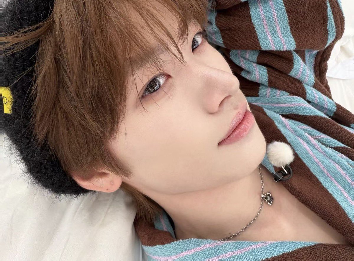 ain_thinking's tweet photo. 올해 시그 잠옷 컨셉같음 ...// https://t.co/kYXykwF8dO