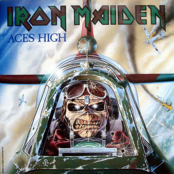 RockOthers's tweet photo. #AlmanaccoRock by @FabioLisci 
#OnThisDay #IronMaiden 
22 ottobre 1984 – Gli Iron Maiden pubblicano il singolo Aces High

Un pilota della RAF, i caccia tedeschi e il cielo sopra l’Inghilterra nel 1940. Steve Harris sceglie la Battaglia d’Inghilterra per raccontare uno scontro in cui non c’è spazio per fermarsi a pensare,  bisogna reagire, schivare, restare in volo.
Aces High apre Powerslave e diventa il secondo singolo tratto dall’album. La batteria di Nicko McBrain spinge il pezzo in avanti, mentre le chitarre di Dave Murray e Adrian Smith si rincorrono senza rallentare. Bruce Dickinson canta come se ogni frase dovesse arrivare prima della prossima raffica.
Il brano non racconta la guerra da lontano, ci mette nella cabina di pilotaggio, nel momento in cui la distanza tra chi combatte e chi cade si misura in pochi secondi.🤘