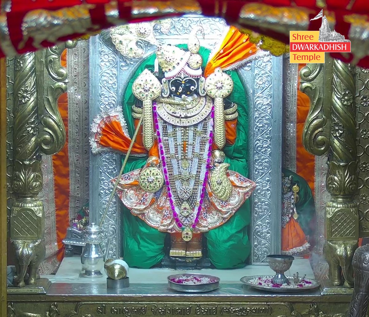 DwarkaOfficial's tweet photo. राजाधिराज द्वारकाधीश जी के श्रृंगार आरती दर्शन🙏🏻
श्री द्वारकाधीश मंदिर द्वारका,गुजरात
दिनांक :- 22/10/2026 गुरुवार                  

#Dwarka #shringararti
#ShridwarikadhishmandirOfficial https://t.co/F2YRu6MmTf