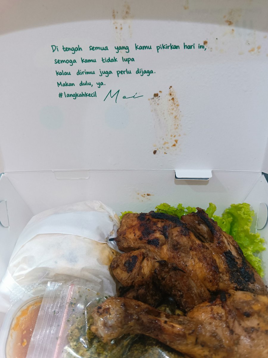 temptyng's tweet photo. Buat kalian yang hopeless romantic (kayak gw) ataupun yg pengen dapet surat cinta surat semangat kayak lagi dikasih pacar atau sahabat. Wajib pesen dari brand MOI sih, dia ada salad ada jus jus juga guys bisa dipesen online. Yg aku coba ini makanan sehat nya https://t.co/iH3fyKgiLw