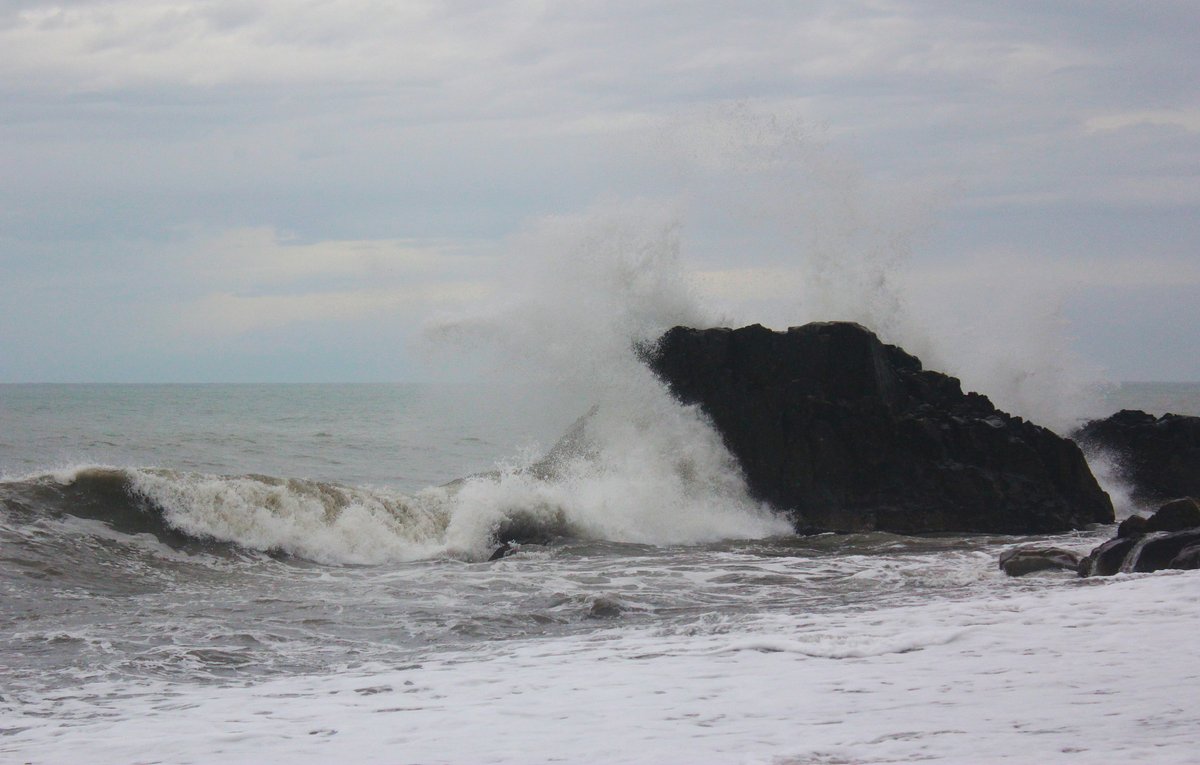 younghyev's tweet photo. [台風の接近で波が高く、不安定な天気が続いています。外出の際は十分注意してください]， https://t.co/xUEyO6EUnu