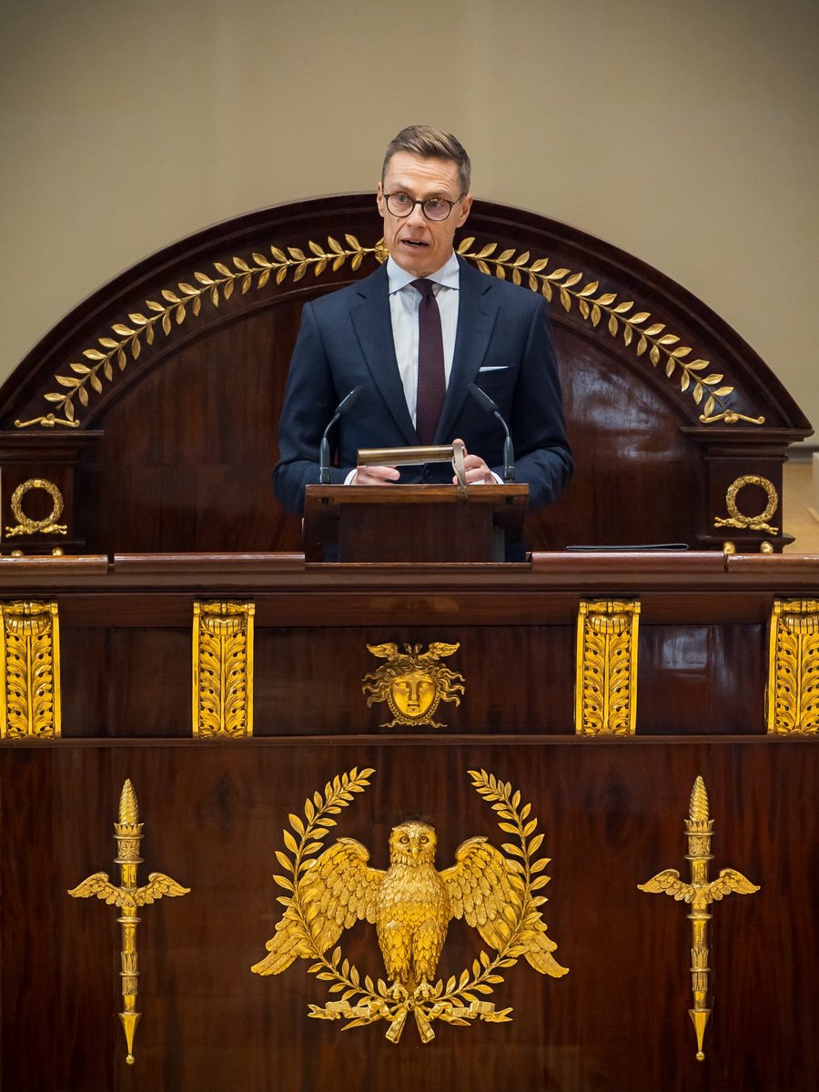 HenriVanhanen's tweet photo. Esitän nyt ennusteen, jonka todella toivon osoittautuvan vääräksi.

Pidän valitettavasti mahdollisena, että Suomessa kevään eduskuntavaalien lähestyessä nähdään jokin Venäjään kytkeytyvä vakava turvallisuusvälikohtaus. Kyseessä voi olla sabotaasi-isku, rajalla tapahtuva provokaatio tai jokin muu tarkoituksellinen vakava häiriö.

Miksi ajattelen näin?

Presidentti Stubb sanoi syyskuussa MTV:n haastattelussa, että suomalaisten kannattaa ”henkisesti varautua siihen, että jotain tapahtuu”.

Eilen Atlantti-seuran tilaisuuden yhteydessä Stubb puolestaan kirjoitti, että ”emme koskaan halua joutua aseelliseen konfliktiin Venäjän tai minkään muunkaan maan kanssa, mutta meidän on varauduttava erilaisiin uhkiin”.

Nämä saattavat kuulostaa itsestäänselvyyksiltä, mutta huomionarvoista on juuri se, että presidentti katsoo tarpeelliseksi sanoa ne ääneen.

Mauno Koivistolla oli aikanaan osuva vasaravertaus presidentin asemasta. Pienikin kopautus tuntuu lekalta. Presidentin sanoilla on poikkeuksellisen suuri painoarvo.

En pidä Stubbin ulostuloja sattumana.

Presidentillä on käytössään huomattavasti enemmän turvallisuustietoa kuin meillä muilla, eikä kaikkea ole syytäkään kertoa julkisuuteen. En tietenkään väitä, että Stubb varoittaisi jostakin yksittäisestä tiedossa olevasta tapahtumasta, mutta myös julkinen tilannekuva antaa aihetta vakavaan huoleen.

Venäjän sabotaasitoiminta Euroopassa on muuttunut yhä aggressiivisemmaksi. Tiedustelupalvelut ovat varoittaneet iskuista, joiden tavoitteena on horjuttaa yhteiskuntien turvallisuutta ja heikentää tukea Ukrainalle. Suomessakin suojelupoliisi on kertonut viitteistä, jotka liittyvät mahdollisten sabotaasikohteiden kartoittamiseen.

Keväällä Suomessa järjestetään eduskuntavaalit. Jos Ukrainan sota jatkuu, kuten tällä hetkellä näyttää todennäköiseltä, Venäjällä voi olla entistä suurempi houkutus painostaa Ukrainan tukijoita.

Suomi kuuluu tähän joukkoon. Kremlin ajattelussa Ukrainan tukeminen voidaan esittää perusteena vihamielisille toimille myös meitä vastaan. Tarkoituksena voisi olla paitsi aineellisen vahingon aiheuttaminen myös Ukrainan tukemisen poliittisen hinnan nostaminen, epävarmuuden synnyttäminen ja suomalaisen yhteiskunnan horjuttaminen.

Haluan korostaa, ettei minulla ole tietoa mistään valmisteilla olevasta provokaatiosta. Kyse on omasta turvallisuuspoliittisesta arviostani, joka perustuu Venäjän toimintatapojen, Euroopan tapahtumien ja viranomaisten julkisten arvioiden tarkasteluun.

En myöskään esitä arviotani siksi, että haluaisin pelotella ketään. Meillä on toisinaan taipumus ajatella, että vastuullisen asiantuntijan tai poliitikon tehtävä on ennen kaikkea rauhoitella ihmisiä ja vakuutella, että kaikki on hallinnassa.

Minusta ihmisille voidaan puhua myös vaikeista asioista ilman, että heitä pidetään kyvyttöminä käsittelemään niitä. Voi aivan hyvin olla samanaikaisesti tietoinen vakavista uhkista, huolissaan tulevaisuudesta ja silti harkitseva, toimintakykyinen ja maltillinen.

Eikä asiantuntijan tehtävä ole kertoa vain sitä, mitä ihmiset haluavat kuulla. Hänen tehtävänsä on yrittää ymmärtää maailmaa sellaisena kuin se on, ei sellaisena kuin toivoisimme sen olevan.

Presidentti Paasikivi korosti aikanaan tosiasioiden tunnustamista kaiken viisauden alkuna. Veisin ajatusta vielä hieman pidemmälle. Ennen kuin tosiasioita voidaan tunnustaa, ne pitää osata tunnistaa. Mieluiten riittävän ajoissa.

Juuri siitä on mielestäni kysymys myös nyt.

Meidän ei tarvitse suhtautua jokaiseen uhkakuvaan väistämättömänä tulevaisuutena, mutta emme myöskään voi sulkea silmiämme epämiellyttäviltä mahdollisuuksilta vain siksi, että niiden ääneen sanominen tuntuu liian vakavalta.

Aina tieto ei lisää tuskaa, omien kokemusteni mukaan se usein ennemmkin lisää päättäväisyyttä.
