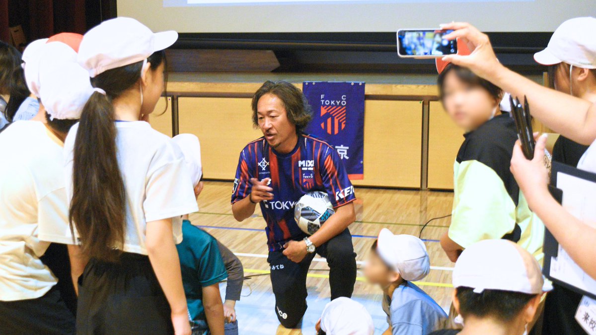 fctokyoofficial's tweet photo. 🔵TOKYOクリーンアップアクション 環境教育授業実施のお知らせ🔴
昨日10/21(水)に、#東京都 が主催している『#TOKYOクリーンアップアクション』の一貫として、渋谷区立代々木山谷小学校で実施された環境教育授業に #石川直宏 #CG が登壇しました🙌

#FC東京 での環境に関する取り組みを紹介し、日常生活で今日からできることを考えました。真剣な眼差しで授業を聞く児童たちは、石川CGからの質問にもたくさんの手が挙がり、学びを深める貴重な機会となりました!!😊

これからも #ホームタウン 東京都とさまざまな形で連携していきます🤝🔵🔴

#渋谷区
#fctokyo #tokyo