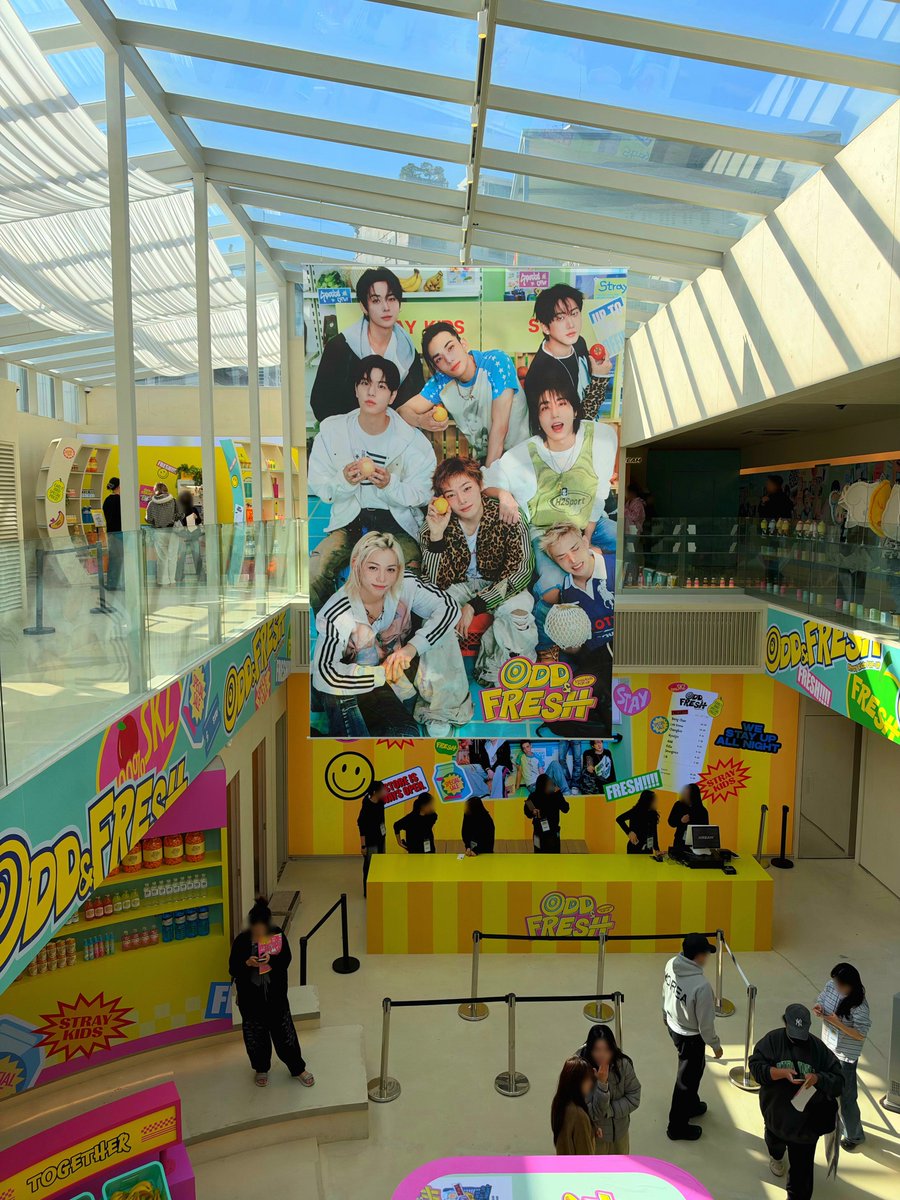 the_FANSSHOP's tweet photo. ODD&FRESH STRAY KIDS POP-UP 🛒✨

스트레이 키즈로 가득 찬 마트?

크림과 스트레이 키즈가 선보이는 체험형 팝업스토어 ‘ODD&FRESH’가 KREAM 도산 플래그십 스토어 ‘요새’에서 열립니다.

마트의 식료품 코너와 계산대를 오마주하여 멤버들의 개성을 담아낸 공간 속,
STAY를 위한 다양한 스페셜 콘텐츠가 준비되어 있는데요.

📷 몰입형 포토존 : 기술을 활용해 멤버들과 한 공간에 있는 듯한 특별한 추억 제작
🎁 체험형 콘텐츠 & 증정품 : 팝업 현장 이벤트 참여 시 제공되는 특별한 선물
👕 ODD&FRESH 한정 컬렉션 : 패션 아이템부터 시리얼 볼, 파우치 등 총 17종 MD 출시

단 18일간만 운영되는 특별한 팝업 현장을 지금 바로 확인해 보세요.

🛒 POP-UP STORE
26.10.22 THU - 11.08 SUN 10:00 - 22:00 (KST)
@ YOSAE DOSAN - KREAM | 서울 강남구 언주로168길 24

#StrayKids #스트레이키즈
#ODDand_FRESH
#StrayKids_POPUP
#KREAMDOSAN
#KREAM #크림
#YouMakeStrayKidsStay