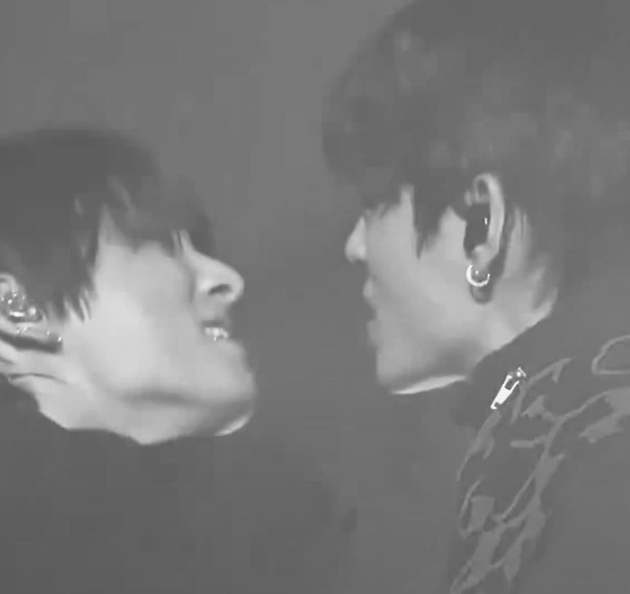 aVi_NJYHJVJ7's tweet photo. Taehyung bro the universe literally put you right in front of Jungkook’s lips and you’re just standing there??? JUST CLOSE THAT DISTANCE ALREADY!! just DEVOUR those pretty lips!! the tension between those lips is SO INSANELY HOT I CAN’T !! https://t.co/g4U1b66Ufp