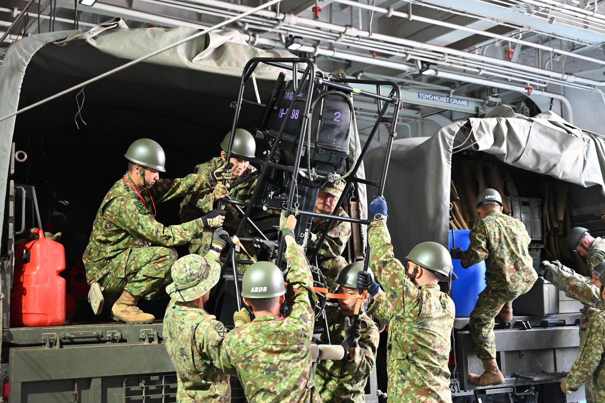 jgsdf_gcc_ardb's tweet photo. 【＃KS27①】
＃水陸機動団 は、１０／１９から２９までの間に実施される「令和8年度日米共同統合演習（実動訓練）キーン・ソード２７」に参加しています。訓練準備のため訓練で使用する装備品や補給品などを海上自衛隊艦艇へ戦闘搭載しました。この後、訓練海域へ前進します。 https://t.co/VwKfH4h3aY