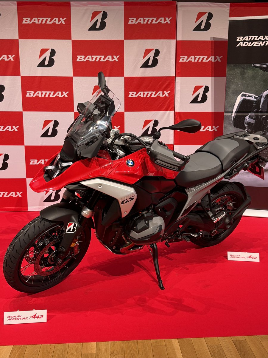 webautoby's tweet photo. ブリヂストンのアドベンチャー用新作タイヤ「BATTLAX ADVENTURE A42」の発表会に来ています！
グリップ性能や摩耗ライフを向上させるなど、現行モデルからかなりのアップデートが図られているようです！

#a42 https://t.co/3ItzP1a2wR