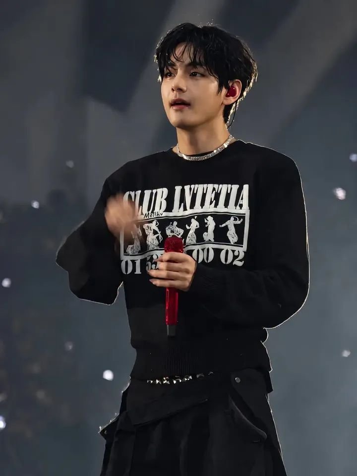 __BTS_V95's tweet photo. The definition of gorgeous. ❤️‍🔥 https://t.co/NqlkCqqRoa