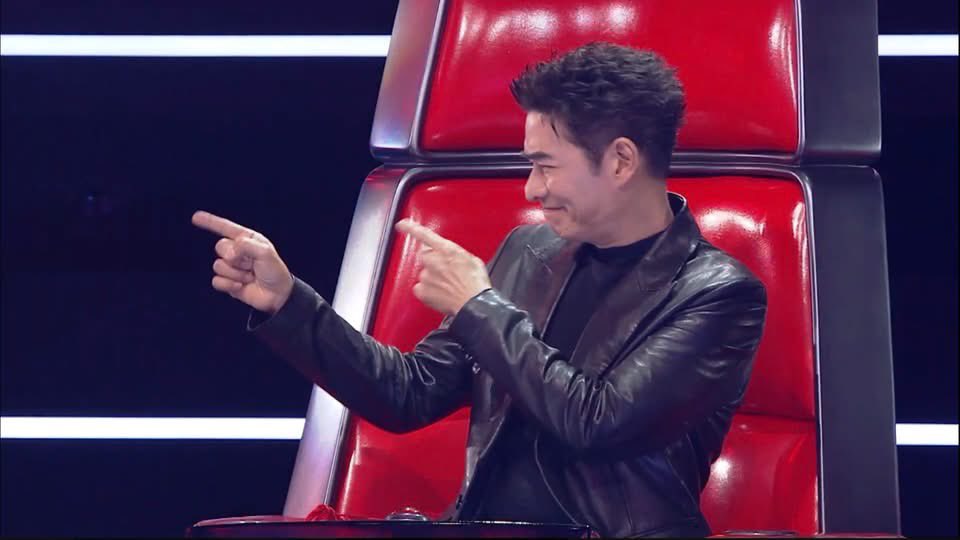AllNews_th's tweet photo. สวยด้วย เสียงดีด้วย! “เบนซ์-ปัณณิกา” รองอันดับ 4 Miss World Thailand
หวนคืนเวที The Voice จากอดีตเด็ก The Voice Kids สู่สาวเสียง R&B สุดละมุน
#TheVoiceTH2026 #TheVoiceTH #TheVoicexTrue5G
#TheVoicexTrueID #TheVoiceTRUEgether
จากเวทีนางงามสู่เวทีเสียงจริง! ทำเอาแฟนนางงามต้องจับตา เมื่อ “เบนซ์-ปัณณิกา บุญศิริฐากร” สาวสวยดีกรี รองอันดับ 4 (4th Runner Up) Miss World Thailand ขอพักบทบาทสาวงามมาจับไมค์พิสูจน์พลังเสียงบนเวที “The Voice Thailand 2026” สัปดาห์ที่ 2 งานนี้ไม่ได้มีดีแค่ความสวย เพราะเจ้าตัวพกเสียงร้องสไตล์ R&B สุดละมุนมาถ่ายทอดบทเพลง “ไม่ต้องรู้ว่าเราคบกันแบบไหน” ของ ดา เอ็นโดรฟิน ได้อย่างมีเสน่ห์จนเหล่าโค้ชต้องตั้งใจฟังกันแบบเคลิ้ม ๆ แถมยังมี “แม่ปุ้ย” จากเวที Miss World Thailand ตามมาให้กำลังใจถึงขอบเวทีอีกด้วย!
สาวงามคนนี้ไม่ได้พึ่งมาจับไมค์ร้องเพลงเป็นครั้งแรก เพราะเคยผ่านเวที The Voice Kids มาแล้ว แถมยังเดินสายประกวดร้องเพลงอย่างต่อเนื่อง ก่อนจะก้าวเข้าสู่เส้นทางนางงาม โดย เบนซ์-ปัณณิกา บุญศิริฐากร เล่าว่า “ตลอดเวลาที่ผ่านมา เธอเชื่อมั่นในตัวเองและเลือกทำสิ่งที่รักอย่างมีความสุข จนวันนี้ได้กลับมายืนบนเวที The Voice อีกครั้งในฐานะผู้เข้าแข่งขันที่พร้อมพิสูจน์ความสามารถด้านเสียงร้องอย่างเต็มที่”
ส่วนโมเมนต์เด็ดที่ทำเอาเวทีแทบกลายเป็นเวทีจีบสาว ต้องยกให้เหล่าโค้ช! เริ่มจาก โค้ชก้อง-สหรัถ ที่ประเดิมหันเก้าอี้ให้เป็นคนแรก ก่อนที่ โค้ชโอ๊ต-ปราโมทย์ จะหันตามมาติด ๆ แต่พอ โค้ชเจนนิเฟอร์ คิ้ม ตัดสินใจหันเก้าอี้ด้วยอีกคน เกมแย่งตัวสาวงามก็ยิ่งสนุกขึ้นทันที งานนี้โค้ชโอ๊ตถึงกับออกปากว่าถ้ามีแค่โค้ชก้องคงสู้ได้ไม่ยากแต่พอโค้ชคิ้มมาร่วมวงด้วยก็เริ่มเหนื่อย ก่อนงัดมุกจีบสุดเสี่ยวว่า "ไม่รู้นะว่าหนูประกวดมิสอะไรมา แต่ถ้าหนูไม่อยู่กับพี่ ไอจะมิสยูแน่ ๆ" ทำเอาเบนซ์สวนกลับทันควันแบบไม่ยอมแพ้ "ยูก็มิสเอวี่วันนั่นแหละ!" เรียกเสียงหัวเราะกันสนั่น ก่อนที่เจ้าตัวจะเผยว่าตั้งใจเลือกโค้ชคนแรกที่กดเก้าอี้ให้เธอ
สุดท้าย เบนซ์ตัดสินใจเลือกเข้าทีม โค้ชก้อง – สหรัถ เพราะเป็นโค้ชคนแรกที่หันเก้าอี้ให้ เรียกว่าเป็นการตอบแทนความประทับใจตั้งแต่แรกเห็นบนเวทีเสียงจริง!
งานนี้จากสาวงามบนเวทีประกวด สู่สาวเสียงหวานที่ทำโค้ชต้องแย่งตัว! มาร่วมลุ้นว่าเส้นทางสายดนตรีของ “เบนซ์-ปัณณิกา” จะไปต่อกับโค้ชคนไหนใน "The Voice Thailand 2026" สัปดาห์ที่ 2 วันอาทิตย์ที่ 18 ตุลาคม 2569 เวลา 18.00 น. รับชมสดฟรีทางแอปพลิเคชัน TrueVisions NOW และ True4U ช่อง 24 พร้อมรับชมย้อนหลังได้ที่แอปพลิเคชัน TrueVisions NOW ที่เดียว
อีกหนึ่งผู้เข้าแข่งขันที่น่าจับตาในเวที “The Voice Thailand 2026” สัปดาห์ที่ 2 สำหรับ เบนซ์-ปัณณิกา บุญศิริฐากรเจ้าของตำแหน่ง 4th Runner Up of Miss World Thailand ที่พกความมั่นใจและความรักในเสียงเพลงมาเต็มเปี่ยม กับบทเพลง “ไม่ต้องรู้ว่าเราคบกันแบบไหน” ของ ดา เอ็นโดรฟิน ในสไตล์ R&B ที่ถ่ายทอดออกมาได้อย่างไพเราะและมีเสน่ห์จนทำเอาบรรยากาศในสตูดิโอเคลิบเคลิ้มไปตาม ๆ กัน งานนี้ยังมี “แม่ปุ้ย” จากเวที Miss World Thailand มาร่วมส่งกำลังใจให้ถึงขอบเวทีอีกด้วย
ติดตามข้อมูลเพิ่มเติมของรายการ
The Voice Thailand 2026 Presented by True 5G ได้ทาง
YouTube: https://t.co/RdfnE6A705
Facebook: https://t.co/NP2GIDqdD2
X:
Instagram: https://t.co/hC112TWXbt
TikTok: https://t.co/wHBl5upDfW
https://t.co/WduH2qA7p2
