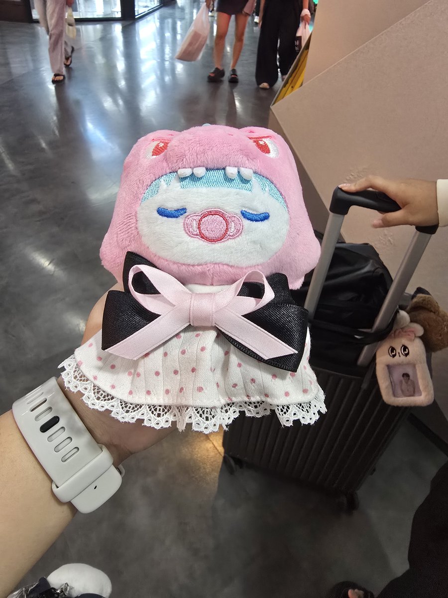 MiivSa's tweet photo. ฝากรีทวิตค่ะ เรามางานที่พารากอนตุ๊กตาหายน้องน่าจะขาดเพราะเหลือแค่พกจ.เราเดินวนตรงที่ไปหมดแล้วหาไม่เจอใครพบเจอสามารถแจ้งเราได้นะคะ ยินดีให้ค่าเสียเวลา 😭

#Heartdy #natasitt https://t.co/8et5CtXX49