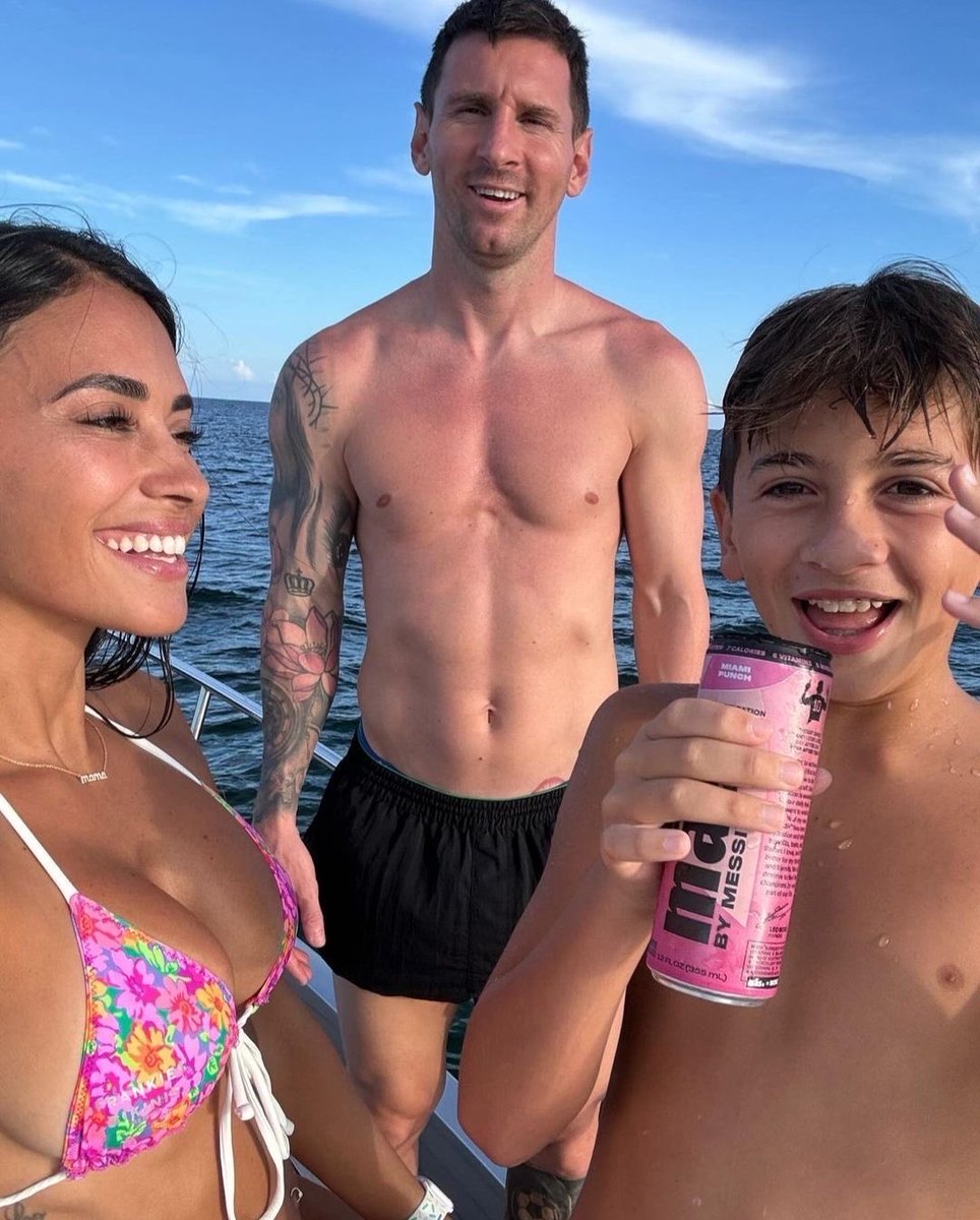 UnscriptedFooty's tweet photo. Lionel Messi having a quality time with Antonella. Nothing beats that feeling https://t.co/5yoWK1KmKZ