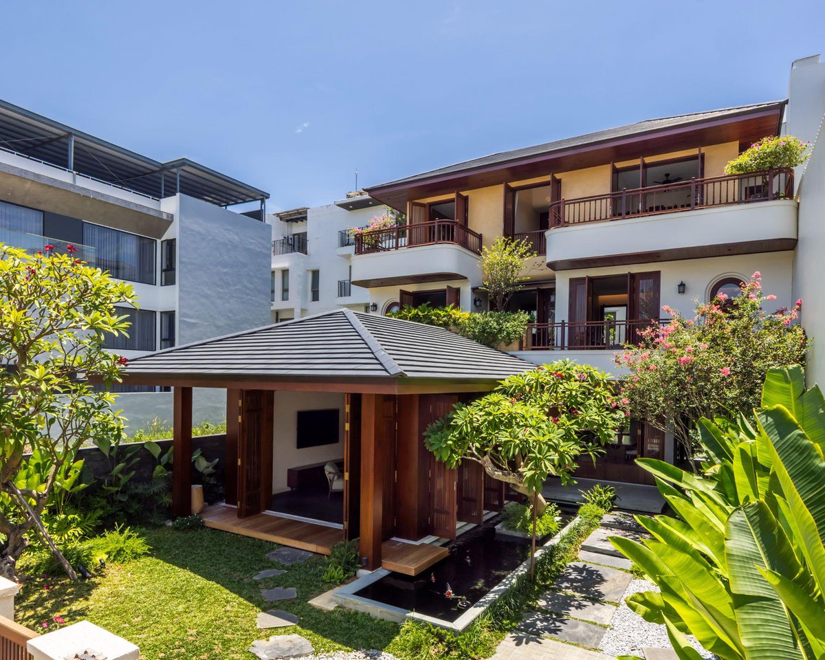 shavnyuyngah's tweet photo. We've seen so many homes trying hard to look like this. Unfortunately they end up white with a black roof and concrete everywhere lol.

This is what the real thing looks like. 

A thread 🧵 
 Giáng Hương Villa in Đà Nẵng, Vietnam. 385 m², completed in 2025 by AN NAM Design and Build.

It takes its spirit from the traditional garden houses of Huế.
