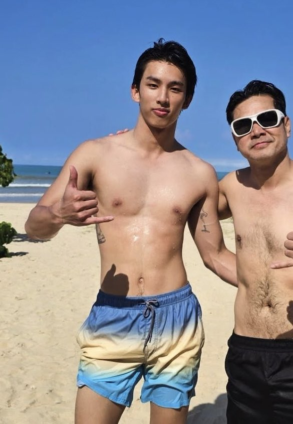 LittleUlap's tweet photo. he is hotter than summer. #swensurf https://t.co/kialSNqUgZ