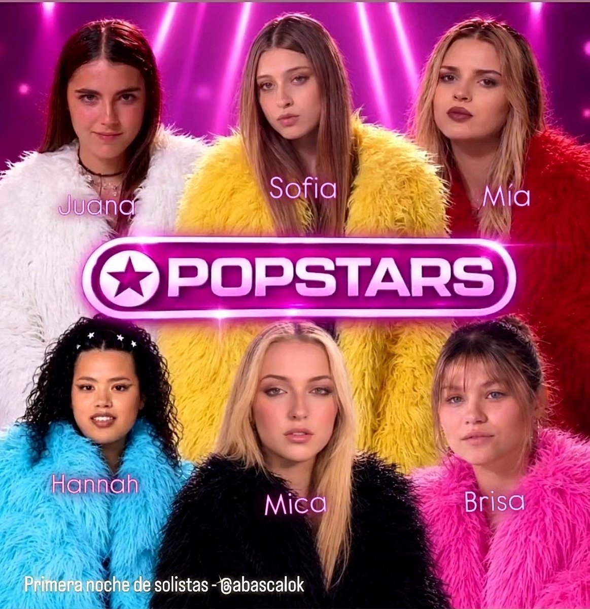 AbascalOk's tweet photo. Instancias de cantar solistas (voy a empezar a darles devolución) ♥️ 
¡No se enojen! 😇 
En #popstars ayer Miércoles 21 de Octubre, estas fueron las 6 primeras en modo solista:

Mía 9. 
Me gusta mucho.
La banda la necesita.
Es la única de las que queda que sabe hacer melismas intuitivamente. 
Mía tiene muchas herramientas vocales. A pesar de sus 18 años, maneja muy bien su voz de pecho, su voz de cabeza y su voz mixta. 
Es impecable. 
Encima podemos sumar que es bonita, y que a pesar de verse segura de si misma, se la ve sencilla y con el ego muy bien colocado.

Sofia 7. 
Me agrada. 
Bien plantada, es afinada y también tiene 18 años. 
Se aprendió un tema de los 2000 de Noelia pobre! 😂🤦🏻‍♂️ Lo hizo muy bien. 
La imagino en una banda. 
No olvido su versión de "I Will survive" que fue un 9 o 10.
Siento que su voz puede aportar sofisticación al sonido de la banda. Tiene un color y vibrato distintos al de la mayoría de sus compañeras. Sabe hacer lo suyo muy bien, y no busca resaltar más que las demás (eso suma en un equipo).

Mica 6. 
Me agrada.
No fue su noche, pero ya nos ha demostrado que sabe cantar y bailar. Podría representar el "cupo Virginia Da Cunha de Bandana"😂. 
Hoy le dieron un tema malísimo de Ricky Martin versión cumbia 🫩. Una pena el olvido de letra y verla desconcentrada, pero suele ser precisa, afinada, e ir con mucha naturalidad a su registro de cabeza. Tengo dudas... Veremos...

Juana 5. 
Le dieron un temazo de Lúa Dipa para lucirse y no rindió... 
Si pienso a Juana solista no me gusta: es plana, no es excéntrica, no es apasionada, no es sexy, tampoco dramática... no me gusta nada 😞 no encuentro "su personaje" no entiendo a qué juega sobre el escenario, es demasiado simple ¡pero ojo! la suelo ver cómoda cantando grave y sin vibrato (características que pueden beneficiarla al redondear la selección si sabe armonizar bien. Las voces graves escasean). Veremos... 

Hannah 5. 
Entiendo que tiene condiciones (le puso onda a un tema de María Becerra que no era para ella) pero definitivamente no me gusta, lo siento. Nunca es precisa, siempre alguna nota se le va, tampoco la veo muy versátil y a veces se pasa de rosca con algunos recursos (como el "grownling").
No la imagino en una banda. 

Brisa 4. 
Perdón, pero no sé que hace allí.
A Brisa se la ve dulce, angelical, un encanto ¿pero eso alcanza? para mí no. En una tira de Cris Morena la veo, se ve tierna, pero para estar en una banda pop internacional, siento  que le falta consistencia arriba del escenario. 
Si fuera elegida le quitaría madurez y pisada escénica al proyecto.