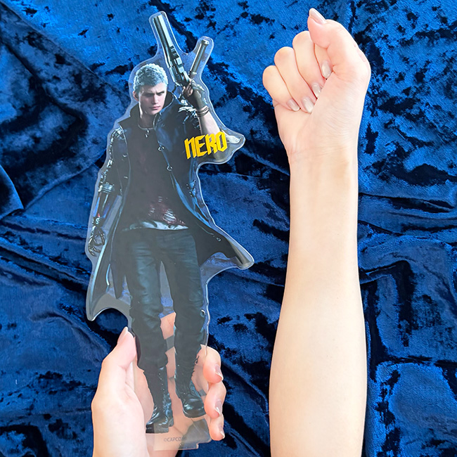 CStorejapan's tweet photo. 【新商品】

#カプコンストア に世界観を落とし込んだ
#DMC5 オリジナルグッズが新登場🎉

■11/20(金)
　・BIGアクリルスタンド
　・ヴィンテージ風Tシャツ
　・アンダーパンツ
　・メタリックポストカード
　・ラバーマスコットキーホルダー

■12/11(金)
　・武器キーホルダー

※両日ともにオンライン販売は12時～

皆様のご来店をお待ちしております

グッズの詳細はコチラ
https://t.co/rTNIptO48v

#デビルメイクライ