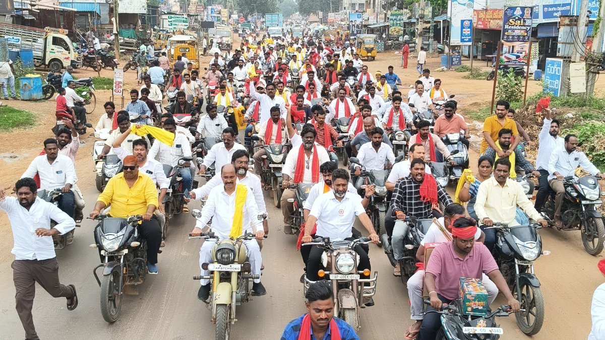DharmarajuPdr's tweet photo. భీమడోలు జడ్పీటీసీ జనసేన అభ్యర్థి శ్రీ నిమ్మకాయల గణపతి గారి నామినేషన్ సందర్భంగా మూడు గుళ్ల టెంపుల్ నుంచి రైల్వే గేట్ వరకు నిర్వహించిన భారీ బైక్ ర్యాలీలో అప్కాబ్ చైర్మన్ శ్రీ గన్ని వీరాంజనేయులు గారితో కలిసి పాల్గొన్నాను.

#JanaSena #NDAAlliance #PatsamatlaDharmaraju @JanaSenaParty https://t.co/nAtmMumDm0