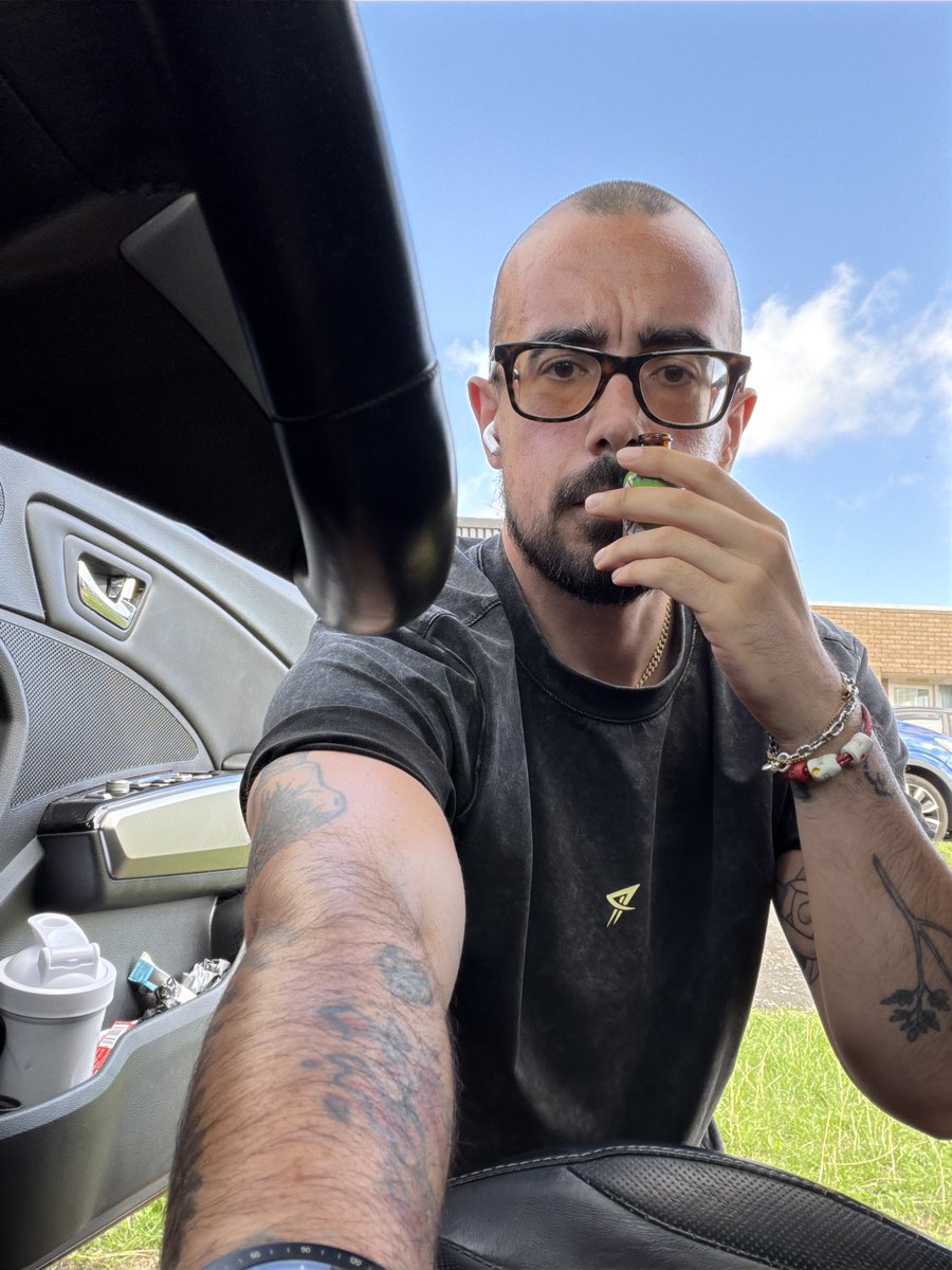 Brutalvicky0's tweet photo. Weak dumb #poppers slut can’t control his urges while driving to work mommy had to order him to park and take a sniff what a loser 😜 https://t.co/TxTX13Vqz6