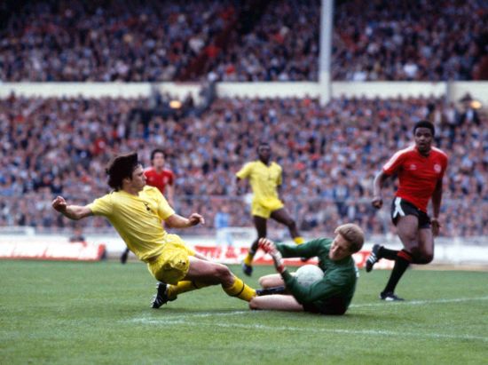 goalkeepersdiff's tweet photo. QPR's Peter Hucker denies Tottenham's Steve Perryman during the 1982 FA Cup final, where Hucker was named Man of the Match. https://t.co/dIjdlYRG2l