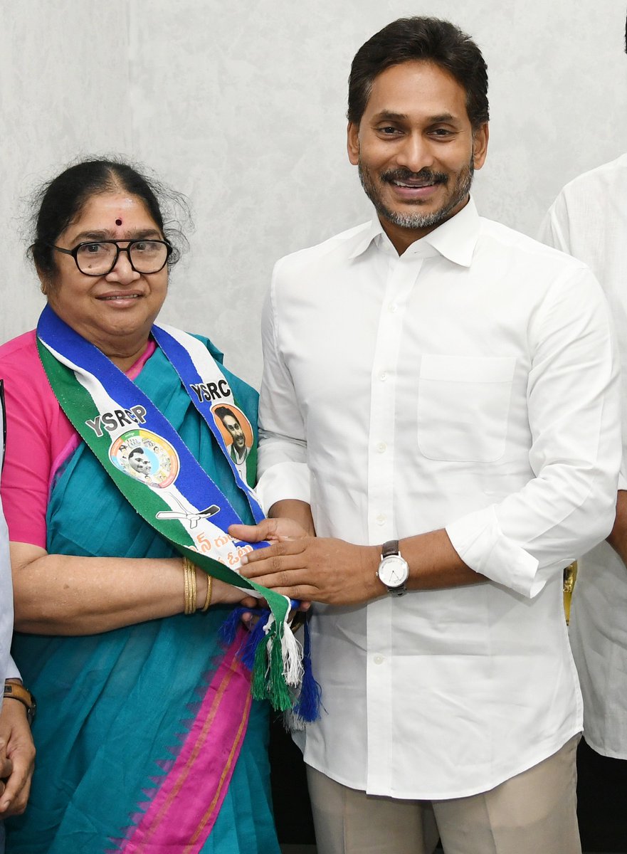 YSRCParty's tweet photo. తాడేపల్లి

వైఎస్సార్‌సీపీలో చేరిన శ్రీకాకుళం మాజీ ఎమ్మెల్యే గుండ లక్ష్మీదేవి గారు

శ్రీ వైయస్ జగన్ గారి సమక్షంలో వైఎస్సార్‌సీపీలో చేరిన గుండ లక్ష్మీదేవి గారు, ముఖ్య అనుచరులు

నాలుగు దశాబ్దాల టీడీపీ అనుబంధానికి స్వస్తి పలికి వైఎస్సార్‌సీపీలో చేరిక

తాడేపల్లిలోని వైఎస్సార్‌సీపీ కేంద్ర కార్యాలయంలో మాజీ ముఖ్యమంత్రి, వైఎస్సార్‌సీపీ అధ్యక్షుడు శ్రీ వైయస్ జగన్ సమక్షంలో శ్రీకాకుళం మాజీ ఎమ్మెల్యే గుండ లక్ష్మీదేవి, ఆమె ముఖ్య అనుచరులు వైఎస్సార్‌ కాంగ్రెస్ పార్టీలో చేరారు. ఈ సందర్భంగా శ్రీ వైయస్ జగన్ వారికి పార్టీ కండువాలు కప్పి సాదరంగా ఆహ్వానించారు.

గుండ లక్ష్మీదేవి కుటుంబానికి తెలుగుదేశం పార్టీతో దాదాపు 40 ఏళ్ల రాజకీయ అనుబంధం ఉంది. ఆమె భర్త, దివంగత మాజీ మంత్రి గుండ అప్పలసూర్యనారాయణ నాలుగుసార్లు ఎమ్మెల్యేగా ఎన్నికై, రెండుసార్లు మంత్రిగా పనిచేశారు. గుండ లక్ష్మీదేవి 2014 ఎన్నికల్లో టీడీపీ తరఫున శ్రీకాకుళం ఎమ్మెల్యేగా ఎన్నికయ్యారు.

గుండ లక్ష్మీదేవితో పాటు టీడీపీ నాయకులు ముద్దాడ ప్రవీణ్, జల్లు రాజీవ్, సిమ్మ నర్సింగరావు, పల్లి శ్రీనివాసరావు, కునుకు గోవింద్, గాడు సాయికుమార్, గేదెల రాంకుమార్, యాగాటి ప్రసాద్, చిన్నాల ముత్తయి నాయుడు, చెట్టు గోవింద్, గురువు శ్రీనివాస్, రౌతు నాగేశ్వరరావు వైఎస్సార్‌సీపీలో చేరారు.

ఈ కార్యక్రమంలో మాజీ ఉప ముఖ్యమంత్రి ధర్మాన కృష్ణదాస్ గారు, మాజీ మంత్రి ధర్మాన ప్రసాదరావు గారితో పాటు పలువురు వైఎస్సార్‌సీపీ నాయకులు పాల్గొన్నారు.