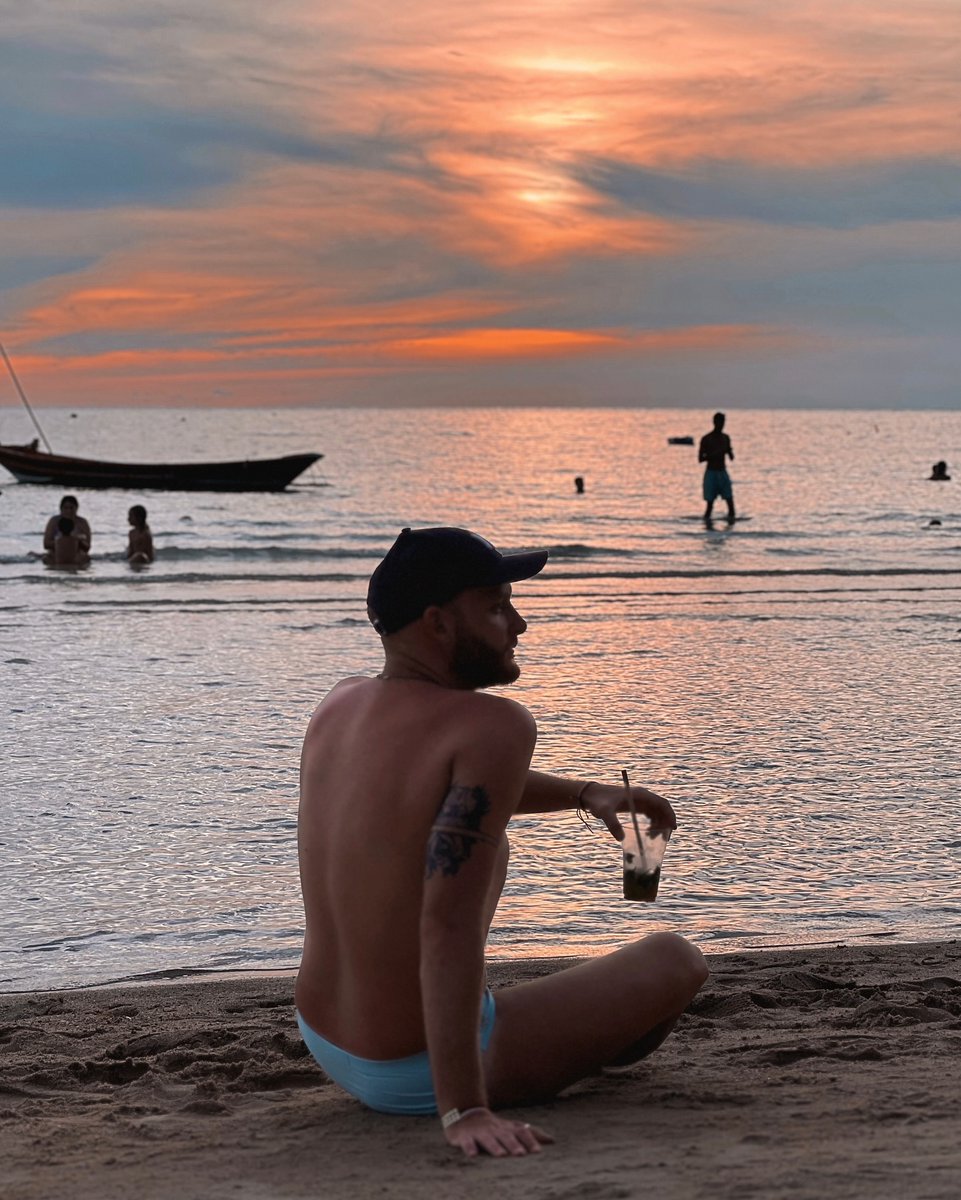 SamsoRcCaldwgmU's tweet photo. Ai momenti lenti. La lentezza richiede il coraggio di fare una cosa alla volta, senza farsi sopraffare da ciò che resta da fare. Il silenzio non è assenza di rumore, ma contatto con il mondo. Thailandia e tramonti vanno di pari passo. https://t.co/4uz3S8CwIV