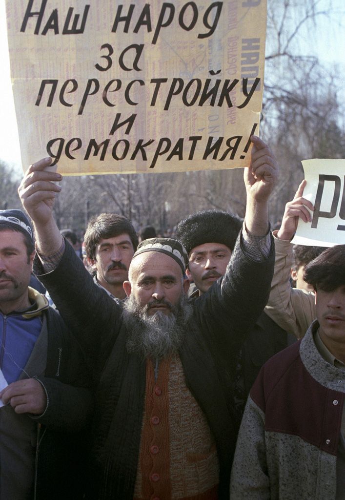 PicturesUssr's tweet photo. Participants in a rally in support of democracy and perestroika in Dushanbe, Tajikistan, in February 1990. Photographer: Vladimir Fedorenko, February 16, 1990. https://t.co/idXPB4FcFx