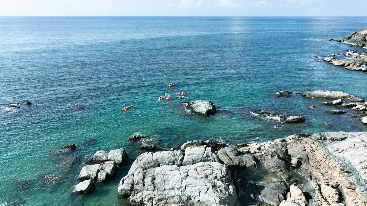 llanRus620797's tweet photo. Hòn Rơm đẹp thế này, không ra biển thì tiếc lắm. Cùng Pi Paddling chèo SUP, kayak qua bãi đá, ngắm làn nước xanh trong và tận hưởng vẻ đẹp hoang sơ của Mũi Né theo cách thật khác. https://t.co/TGMvtbuFNt