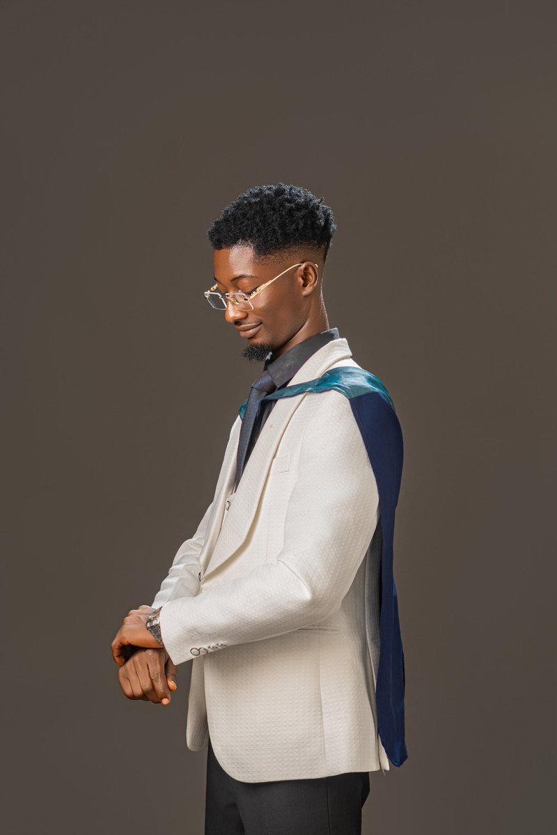 Akobscreate's tweet photo. They said I won’t Graduate 🧑‍🎓 with First class 
I certainly did not 
#UNILORIN41stConvocation https://t.co/lCDmGnrQIz
