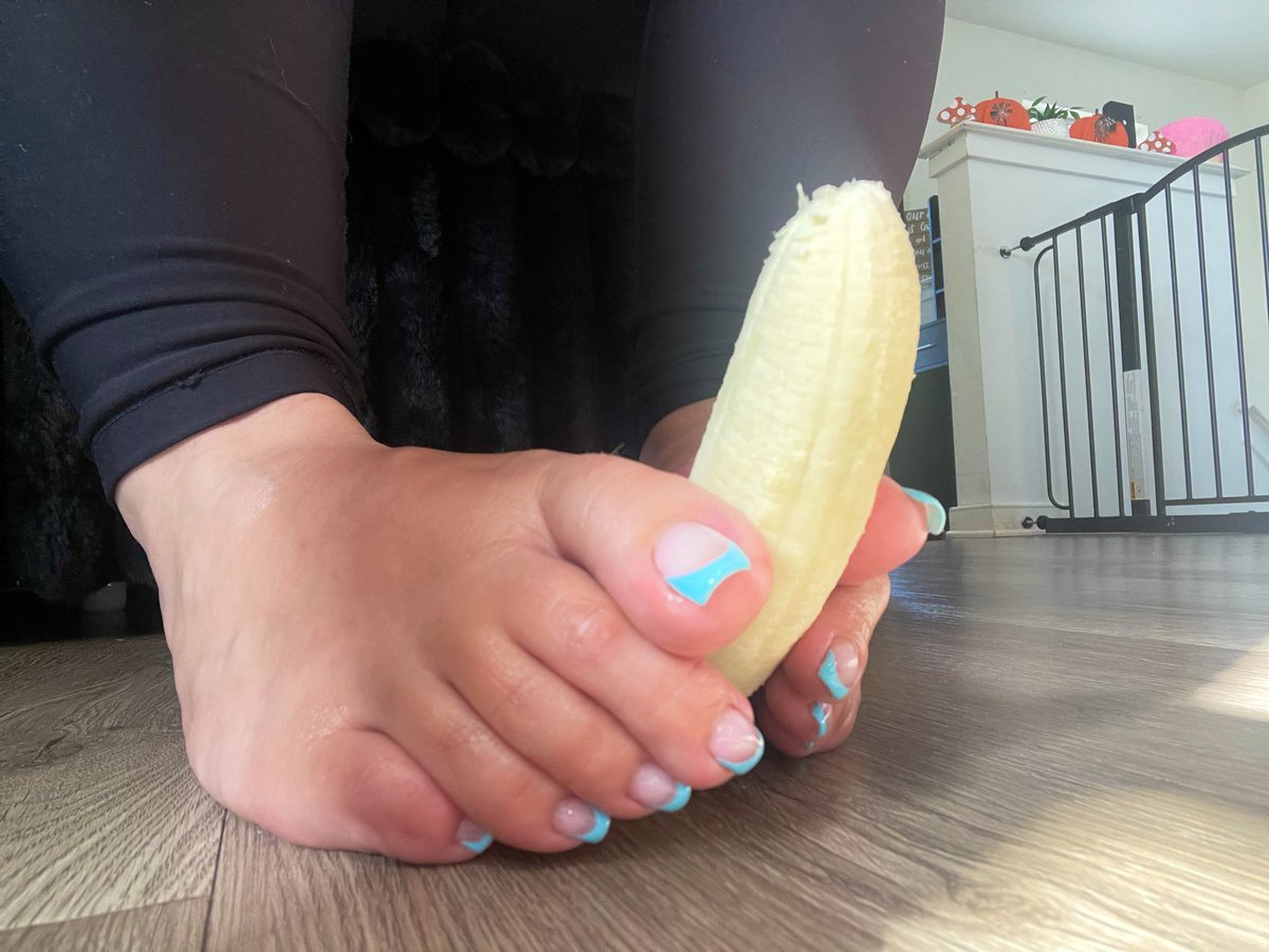 PrettyfeetHoll's tweet photo. Breakfast anyone? 😌 
#feet https://t.co/9OrrXoNrox