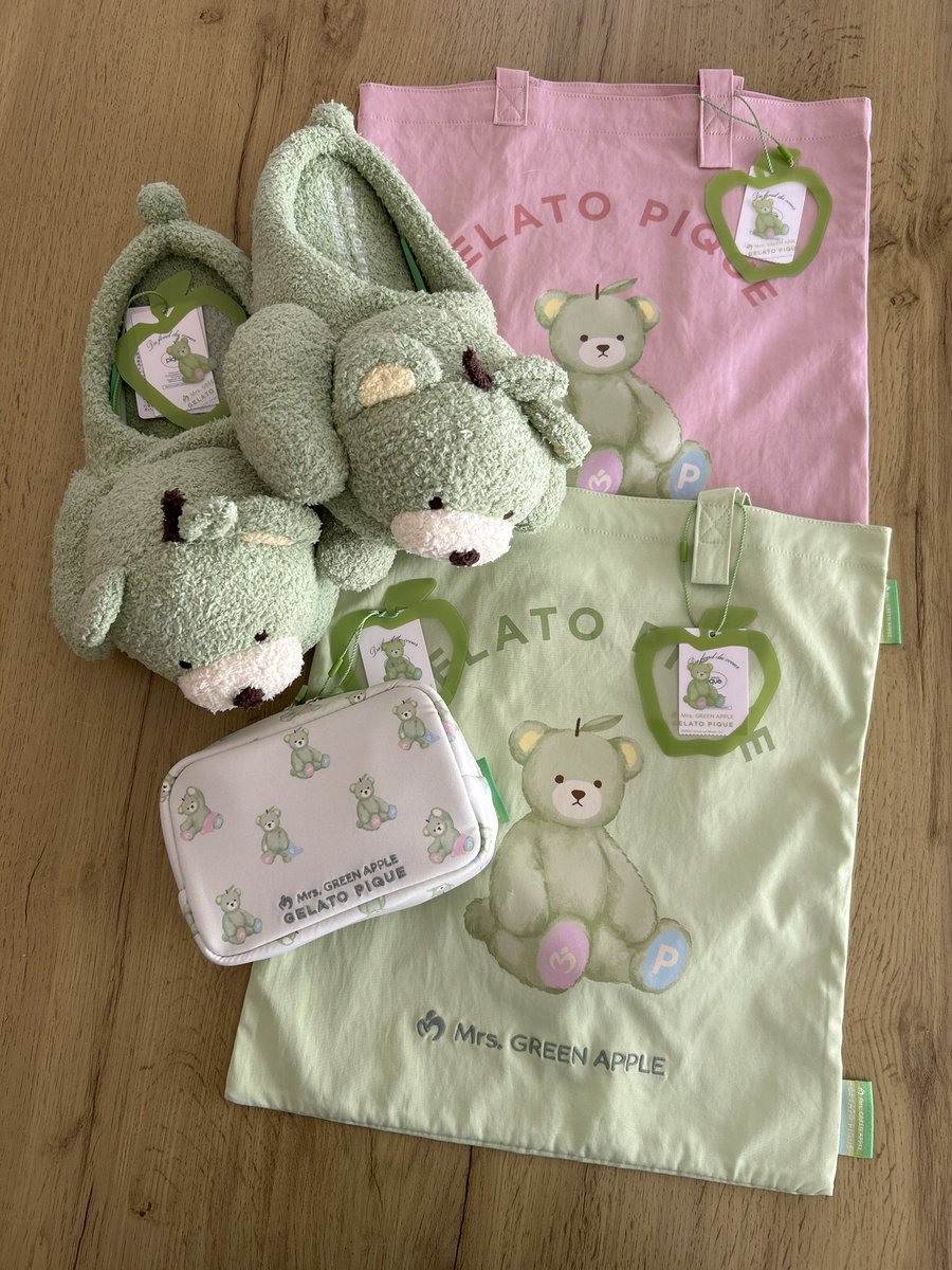 Argent1010's tweet photo. ベアチャームは買えなかったけど
トートとかは買えた🍏

#gelatopique
#ジェラートピケ
#グリベア
#MrsGREENAPPLE https://t.co/DckVMapeI5
