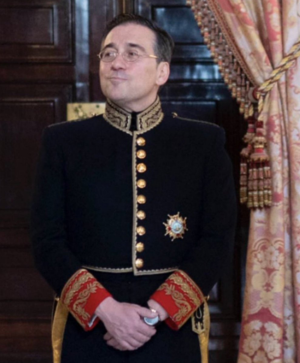QFueso's tweet photo. Este señor es el ejecutor de la manipulación de la Ley de nietos. 
Ordenó a embajadas y consulados tramitar miles de nacionalizaciones a personas sin derecho. 
Sánchez lo ordenó, Sofía Puente lo manipuló y Albares dio la orden para que se cumpliera. 

Es todo una mafia. https://t.co/RVR1kkmYjw