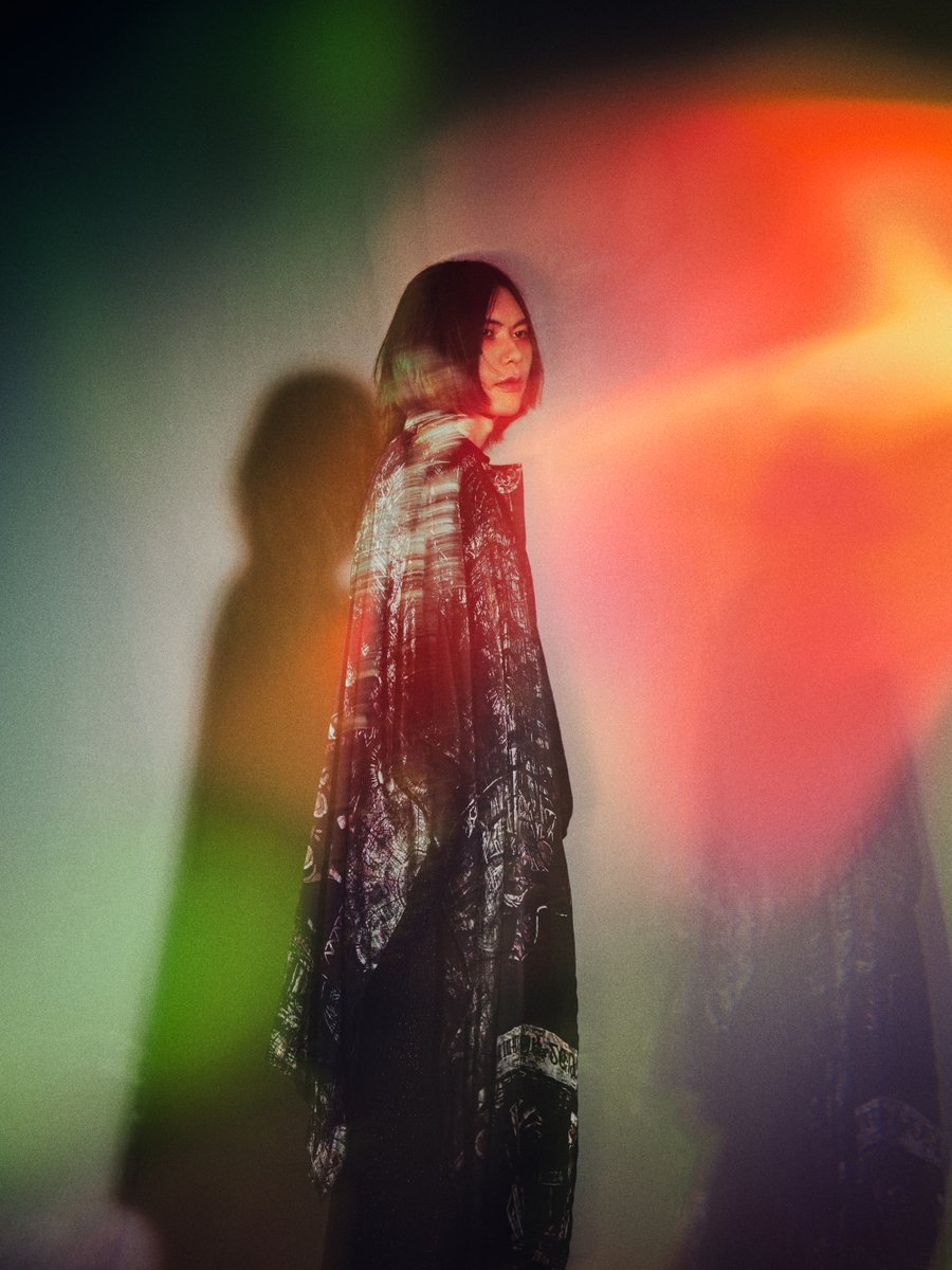 reissuerecords's tweet photo. ━━━━━━━━━━
  米津玄師「春が灯り」
『薬屋のひとりごと』
━━━━━━━━━━
『劇場版 #薬屋のひとりごと 亡妃の秘宝』の主題歌に、米津玄師の新曲「春が灯り」が決定しました。最新予告もぜひご覧ください。

🪷 #米津玄師　コメント

この曲を作るにあたり、頂いた脚本を読み込む一方で参照したのは童謡でした。なかでも「チューリップ」と「あんたがたどこさ」に大きな影響を受けています。人と人との間で生じる継承、その行く末は、必ずしも誰かの承認や公的な手続きを必要とせず、各々で勝手におさまり勝手に選び取っていくものだと思います。春が灯りという名前の曲です。よろしくお願いします。

🪷『劇場版 薬屋のひとりごと 亡妃の秘宝』12月11日公開
https://t.co/ciaYI9QAOe

#春が灯り