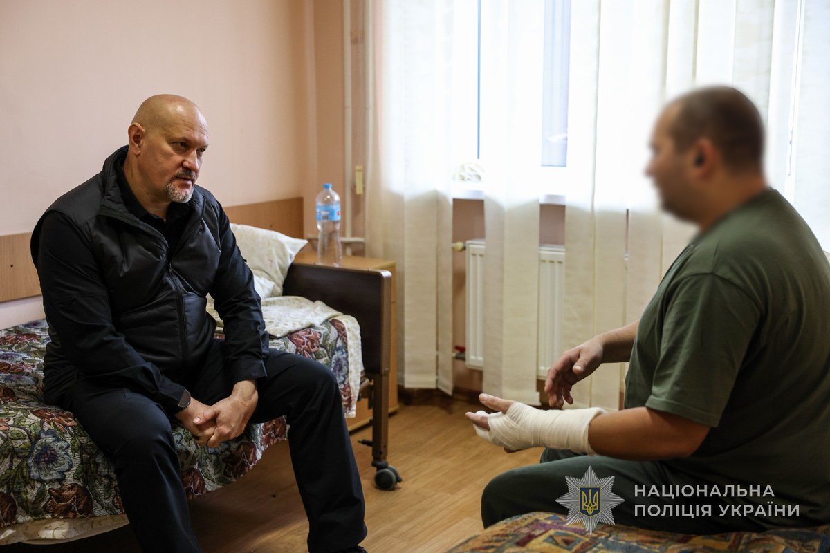 Police_ZP's tweet photo. Начальник поліції Запоріжжя Артем Кисько відвідав поранених поліцейських у медичних закладах

Деталі: https://t.co/9rSfJVUqbJ https://t.co/urJSIOL8fI
