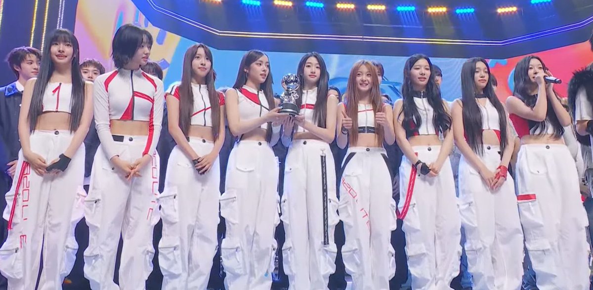 A2OLITE_PH's tweet photo. 261022 | MCOUNTDOWN
Congratulations A2O LITE for winning 1st place on M Countdown today, locking in a third straight day at the top with “NEON”.🎉🏆🏆🏆
#A2OLITE3rdWin #NEON3rdWin
#A2OLITE #NEON @A2O_LITE https://t.co/em6dtvwGpv