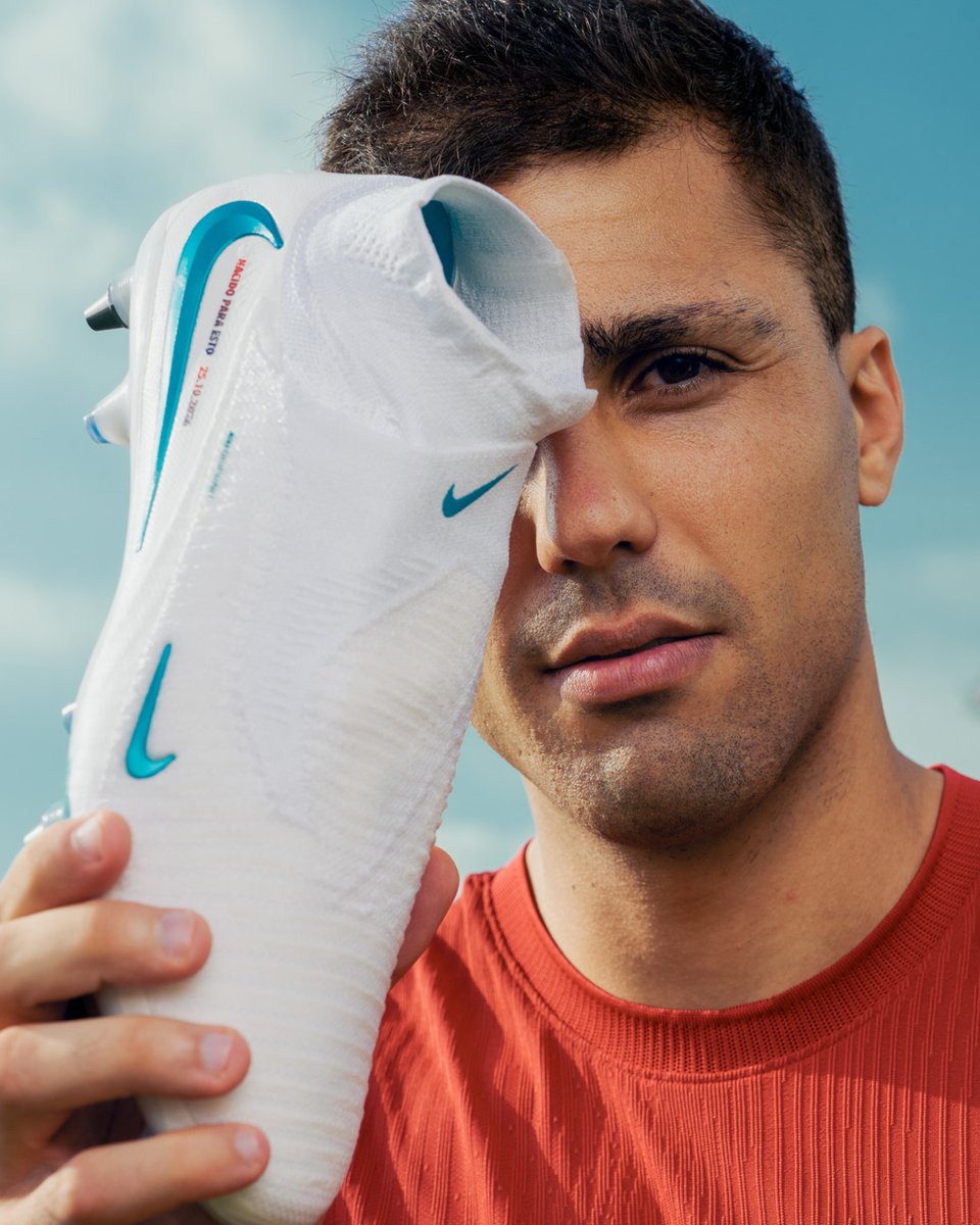 FCBarcelona's tweet photo. Custom-made for Barça vs Madrid, featuring each player's own words ✍️
Bright Lights Pack by @nikefootball. https://t.co/TTNy4YEXSm