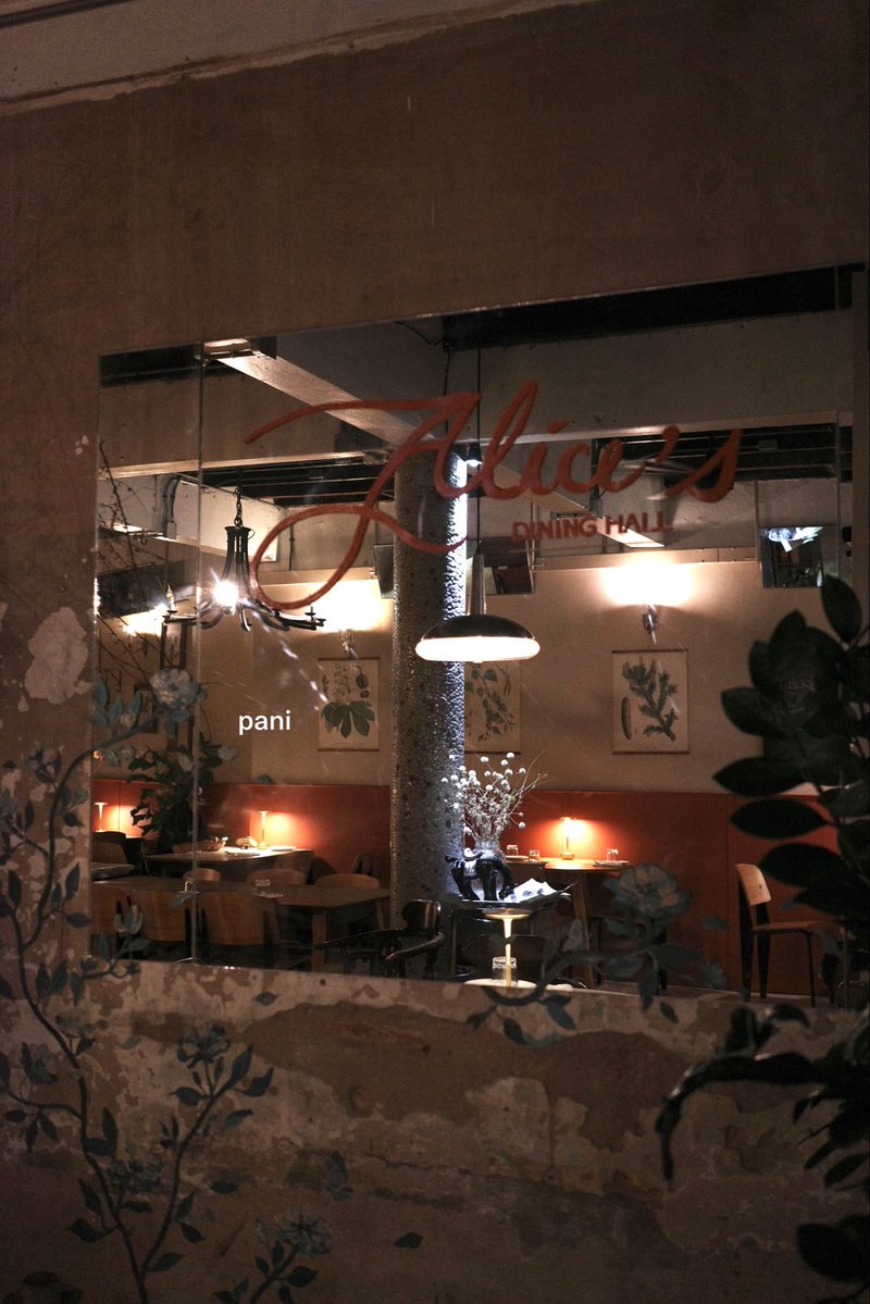 Bababeige_'s tweet photo. ร้านพิซซ่าแบบเดินหลงไปเจออยู่หลังสนามมวยราชดำเนิน ร้านสวย พิซซ่าดี พิซซ่าเลิบเว่อแบบชั้นก็เดินเข้าไปเลยค่า 🍕🥗

📍 Alice’s Dining Hall 

#pizza #กินไรดี https://t.co/W9qqJa5ojv