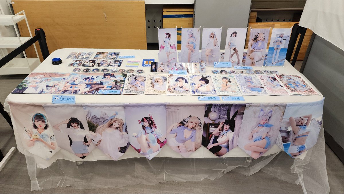 azurairr's tweet photo. 지휘관들 안냥! 아카시다냥. 잘 지내고 있냥?

10월 31일 점심 1시까지 굿즈 통판을 받는다냥. 이제 굿즈는 모두 랜덤없이 확정으로 판매된다냥. 가격도 조금씩 변동되었다냥!

행사에 재고가 없던 체셔, 뉴저지 미니배너를 구매하는 지휘관에게는 배송비가 무료다냥~!

#벽람항로 #아주르에어_261017 https://t.co/vEanAlzTs9