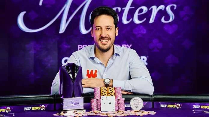 zigzagdigital's tweet photo. El sanmartinero Adrián Mateos conquista su primer título del Poker Masters https://t.co/HtZ5SOoZQJ https://t.co/592akvAPhz