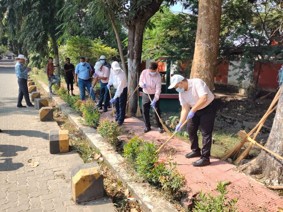drm_tsk's tweet photo. As part of #SpecialCampaign6.0, cleanliness activities were undertaken near DRM/Tinsukia’s office, reflecting the commitment of railway personnel towards maintaining a clean, green and hygienic work environment. 🌿 Together, let’s make cleanliness a way of life. @RailNf https://t.co/zrAj2VvVat