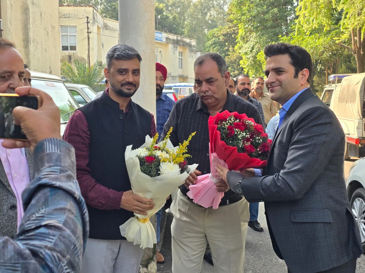 NHMJK5's tweet photo. A warm welcome to MD, NHM @AtharAamirKhan today at State Health Society (SHS) office in Jammu! The staff and officials greeted the MD enthusiastically, reaffirming their collective commitment to strengthening public healthcare services across Jammu &amp; Kashmir. 
@MoHFW_INDIA https://t.co/eGGV7mSZap