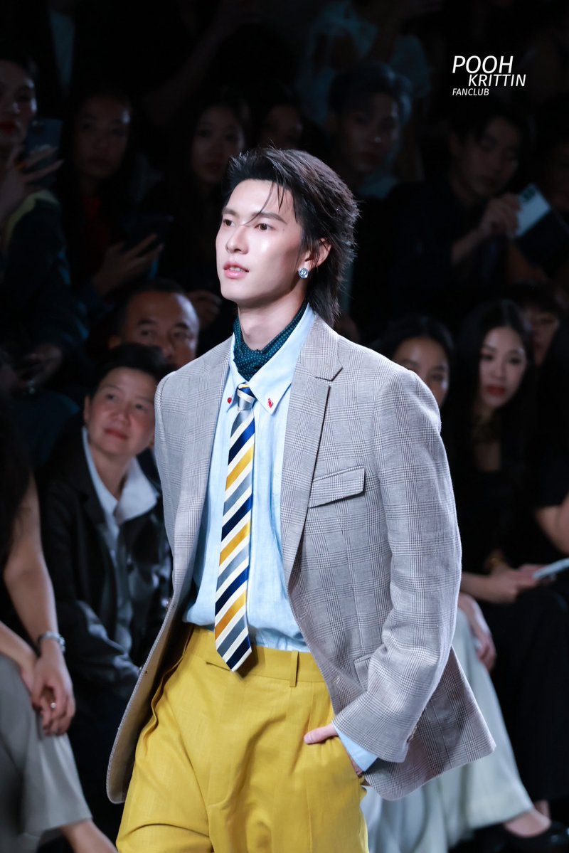 poohkt_fanclub's tweet photo. Shining with every step. ✨

POOHPAVEL FREE TO BE EFW26

#ELLEFashionWeek2026xPoohPavel 
#EFW26ATICONSIAM
#ELLEFashionWeek2026

#ppoohkt #PooHHooPers https://t.co/Db75ltPB1q