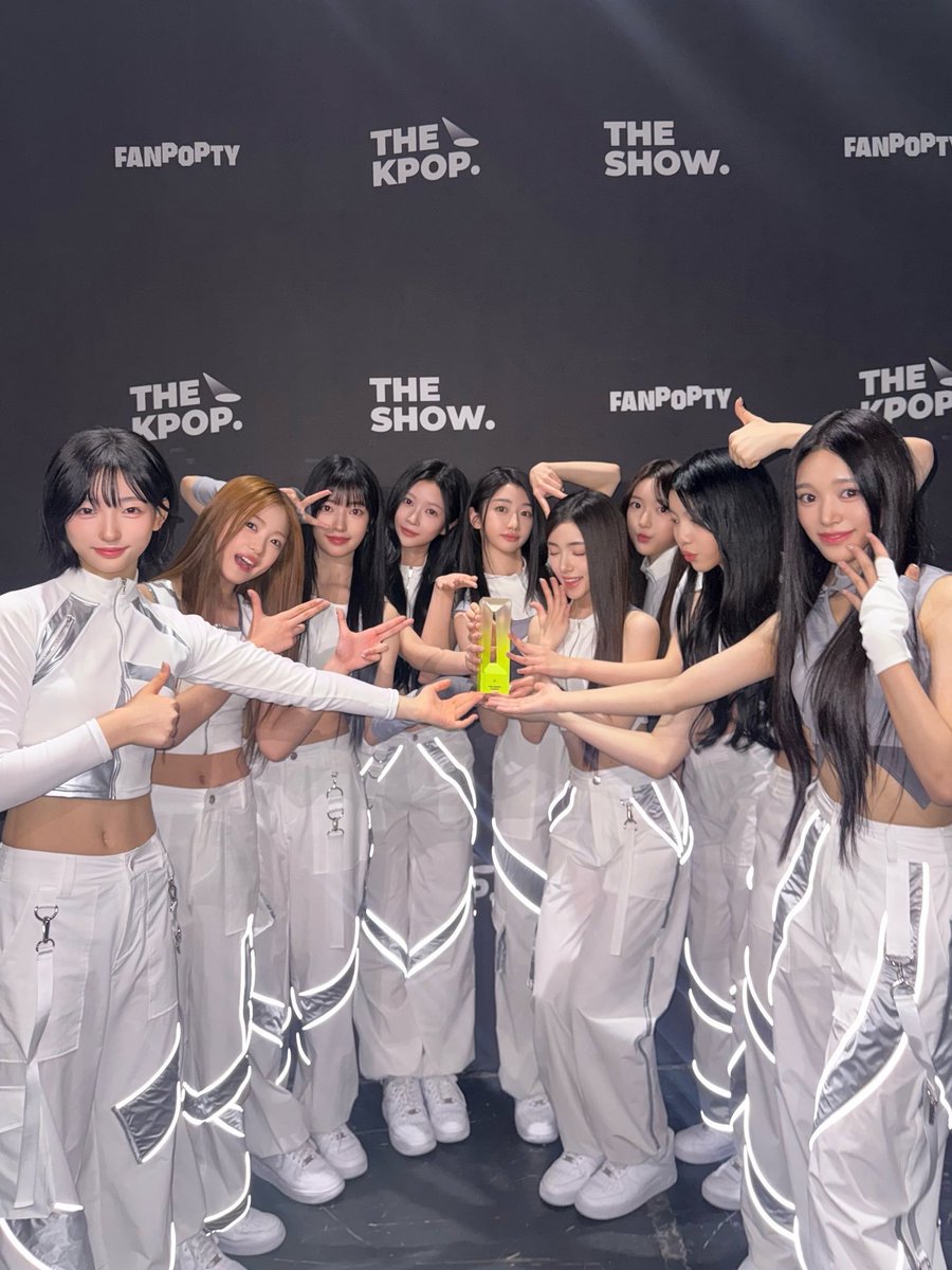 JaaThuan's tweet photo. 20261022 MCountdown 🎯

รดา เด็กไทยน้องใหม่ K-pop สายร้อง main vocal อีกแล้ว ชอบมาก เสียงดีมาก และเมมเบอร์ วง a2o Lite  วงนี้ ชนะไป 3 ถ้วย 3 รายการแล้ว สุดมาก 😭💕😘

#A2OLITE3rdWin #NEON3rdWin #A2OLITE #NEON #Rada https://t.co/QgwKHR3gCS