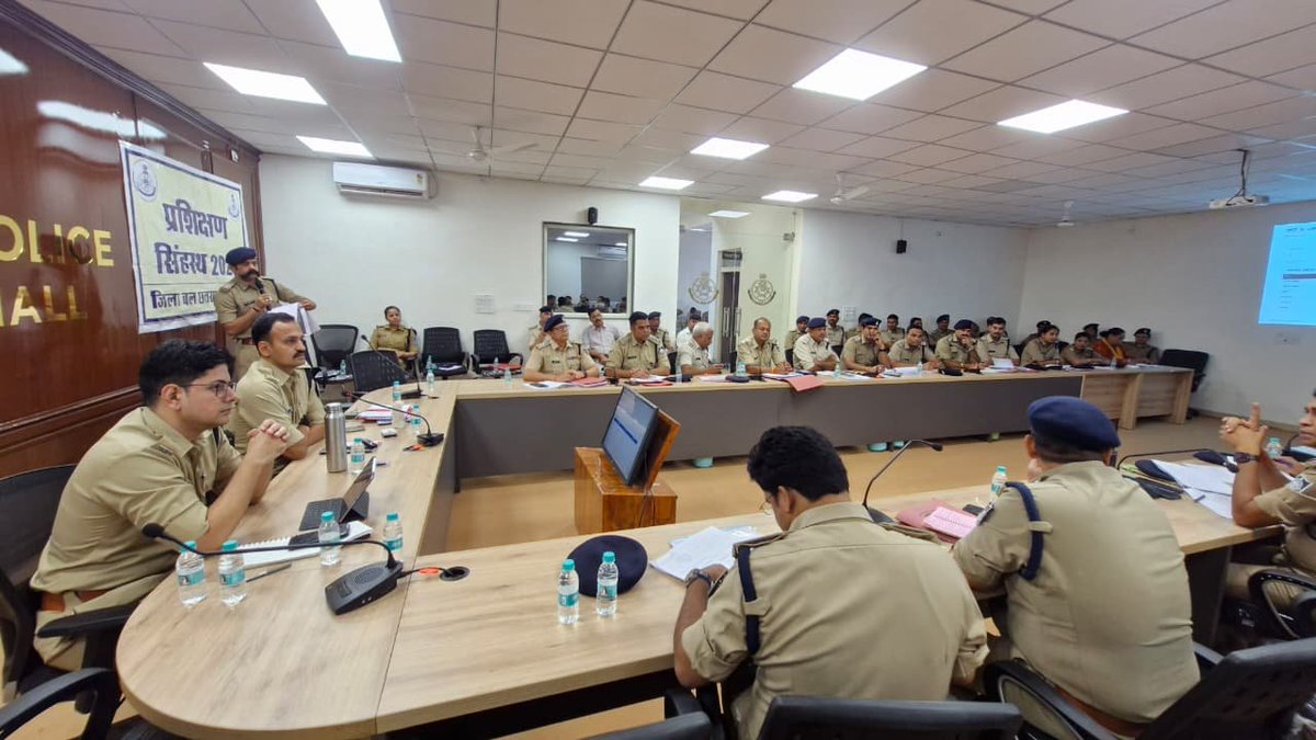 SpChhatarpur's tweet photo. पुलिस अधीक्षक छतरपुर द्वारा मासिक अपराध समीक्षा बैठक में कानून-व्यवस्था एवं लंबित प्रकरणों की समीक्षा कर अधिकारियों को दिए आवश्यक निर्देश

@mohdept @DGP_MP
@MPPoliceDeptt @JansamparkMP  @igpsagarzone @DIGCHHATARPUR @PROJSChhatarpur https://t.co/Kq77lyTBGW