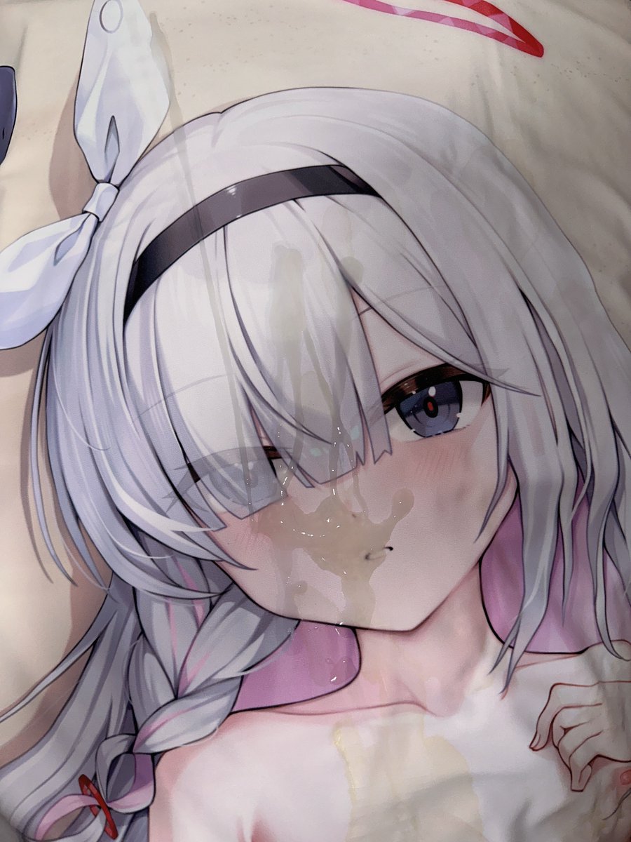 kiri2002same's tweet photo. 颜射普拉娜～细想一下才发现这一面好像还没被颜射过捏，但已经有另一面的痕迹隐约渗���过来了，不赖🥰即使紧闭着小嘴也是要被肉棒蹭蹭然后被贴着嘴狠狠颜射的捏～也是在这一面的小脸上留下了一大摊牛奶，等小绿主亲吻时估计会是一股黄毛浓精味吧w #NTR  #プラナ #抱き枕ぶっかけ #二次元ぶっかけ https://t.co/wXQvu61GJ2
