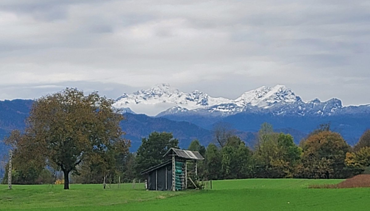 peterstrovs's tweet photo. Triglav že ves pod snegom 😳 https://t.co/2bfxTPv6Wm