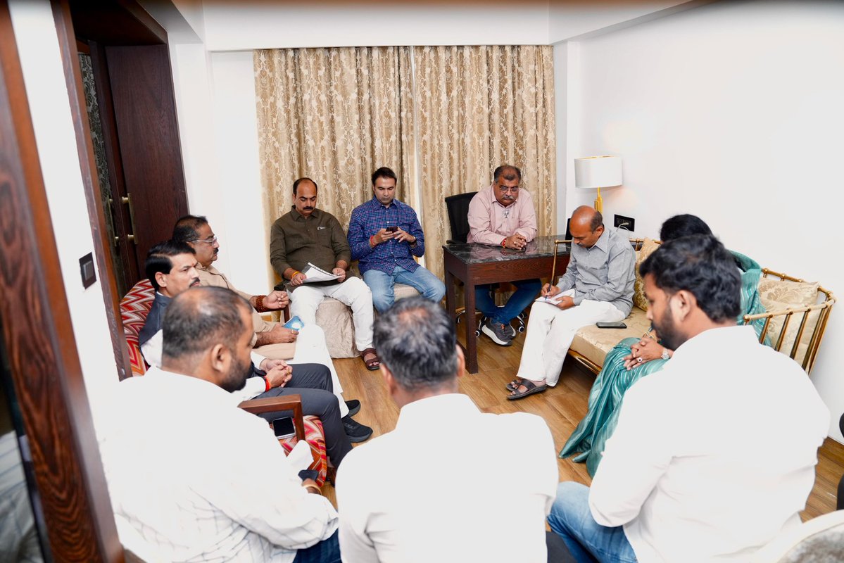 BJP4Maharashtra's tweet photo. कोरेगाव मतदारसंघाच्या या बैठकीला भाजपा सातारा जिल्हाध्यक्ष तथा आमदार अतुलबाबा भोसले, आमदार मनोज घोरपडे, आमदार धैर्यशील कदम, आमदार ज्ञानेश्वर म्हात्रे, सातारा जिल्हापरिषदेच्या अध्यक्षा प्रियाताई शिंदे यांच्यासह अन्य पदाधिकारी व कार्यकर्ते उपस्थित होते. https://t.co/0ZSlsaBqyk