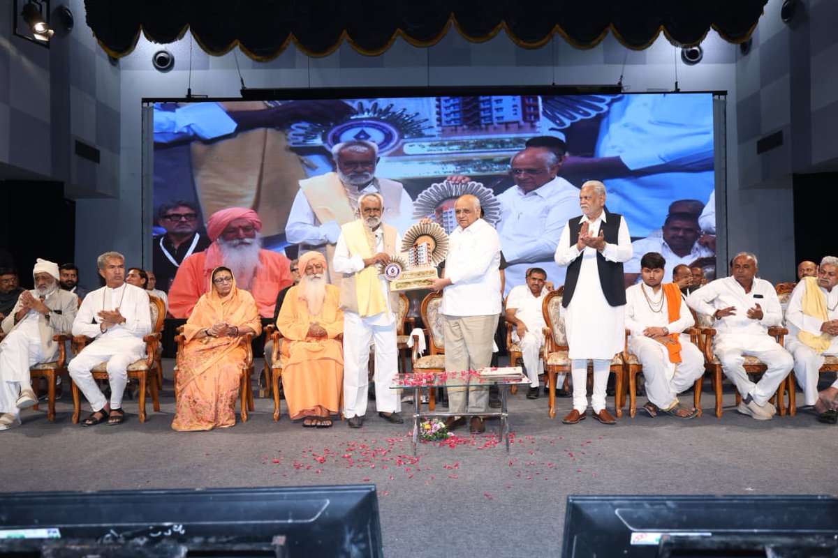 Bhupendrapbjp's tweet photo. ગાંધીનગર ખાતે કાઠી દરબાર સમાજ દ્વારા આયોજિત 'સ્વ. જેઠસુરબાપુ દાહાબાપુ ખાચર - કાઠિયાવાડ ભવન'ના લોકાર્પણ સમારોહમાં સહભાગી થવાનો અવસર ખૂબ આનંદપૂર્ણ રહ્યો.

આ પ્રસંગે પધારેલા પૂજ્ય સંતો-મહંતોના પાવન આશીર્વાદ પ્રાપ્ત કર્યા, તેમજ સમાજના શ્રેષ્ઠીઓની સન્માનનીય ઉપસ્થિતિ વચ્ચે ભવન નિર્માણમાં ઉદાર હાથે દાન આપનાર દાતાશ્રીઓનું બહુમાન કર્યું.

કાઠી દરબાર સમાજ તેના ગૌરવશાળી ઇતિહાસ, શૌર્ય, ઉદારતા, વિવેક અને મર્યાદા માટે સદાય વંદનીય રહ્યો છે. રાષ્ટ્રીય શાયર ઝવેરચંદ મેઘાણી રચિત 'સૌરાષ્ટ્રની રસધાર'માં પણ આ ખમીરવંતી કોમની વીરતા અને ખાનદાનીની ગાથાઓ અમર થયેલી છે. આવી ગૌરવવંતી પરંપરા ધરાવતો સમાજ જ્યારે શિક્ષણને સર્વોચ્ચ પ્રાધાન્ય આપી રહ્યો છે તે ખૂબ જ આશાસ્પદ અને સરાહનીય પગલું છે.

અદ્યતન લાઇબ્રેરી, સ્માર્ટ ક્લાસરૂમ અને ઉત્તમ ભોજનાલય જેવી આધુનિક સુવિધાઓથી સજ્જ આ 'કાઠિયાવાડ ભવન' યુવાનોને ઉચ્ચ શિક્ષણ અને સ્પર્ધાત્મક પરીક્ષાઓની ઉત્કૃષ્ટ તૈયારીઓ માટે પ્રેરણાદાયી મંચ પૂરું પાડશે.

સમાજ ઉત્તરોત્તર પ્રગતિ કરે અને યુવાનો શિક્ષણ ક્ષેત્રે નવા શિખરો સર કરે તેવી હાર્દિક શુભકામનાઓ. 

આ પ્રશંસનીય કાર્ય માટે સમગ્ર કાઠી દરબાર એજ્યુકેશન ટીમ તથા સમાજને ખૂબ-ખૂબ અભિનંદન. ઈષ્ટદેવ શ્રી સૂર્યનારાયણ ભગવાનના રૂડા આશીર્વાદ સદાય સમાજ પર વરસતા રહે તેવી અભ્યર્થના.