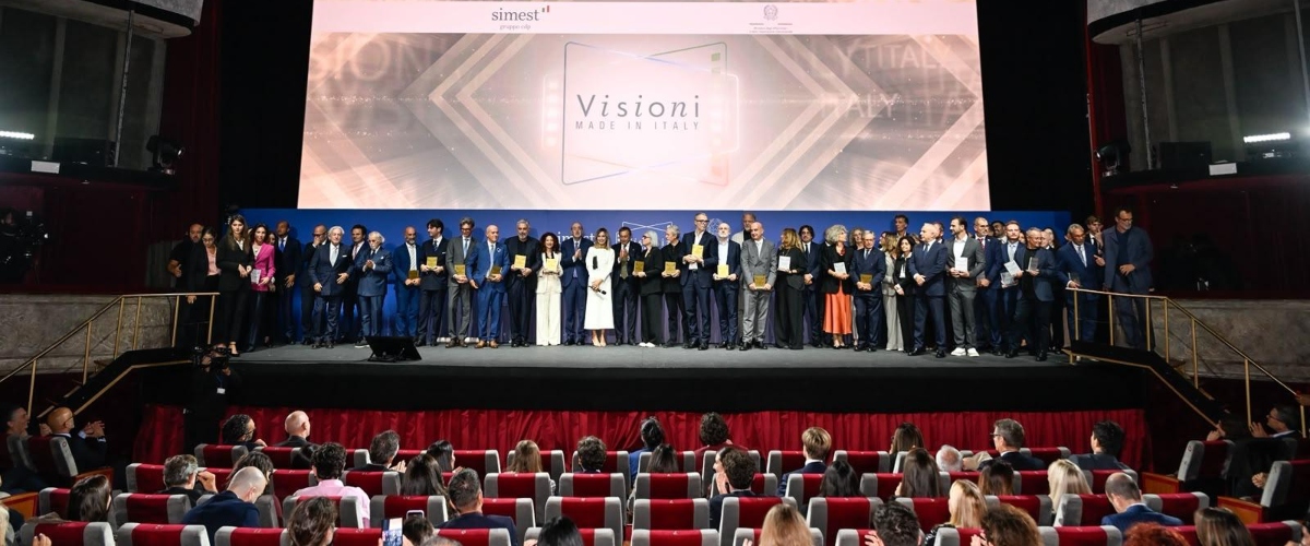 SecolodItalia1's tweet photo. Il cinema racconta storie e valori del Made in Italy, Simest e Farnesina lo premiano al Sistina incoronando le imprese che eccellono dlvr.​it/TW1Q5s https://t.co/k6M0aiIqcM