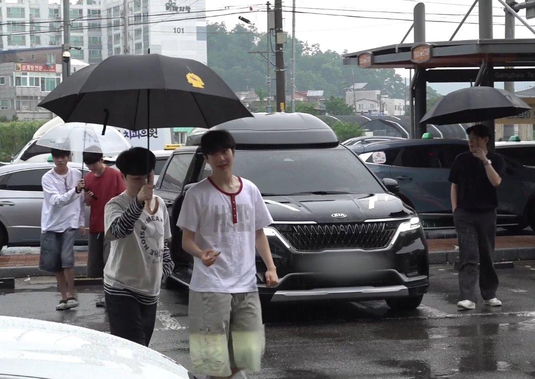 SHICHUly's tweet photo. 许秀撑伞：让崔容赫半边身子淋雨ing
#Lucid #ShowMaker https://t.co/QNlwprWsy1