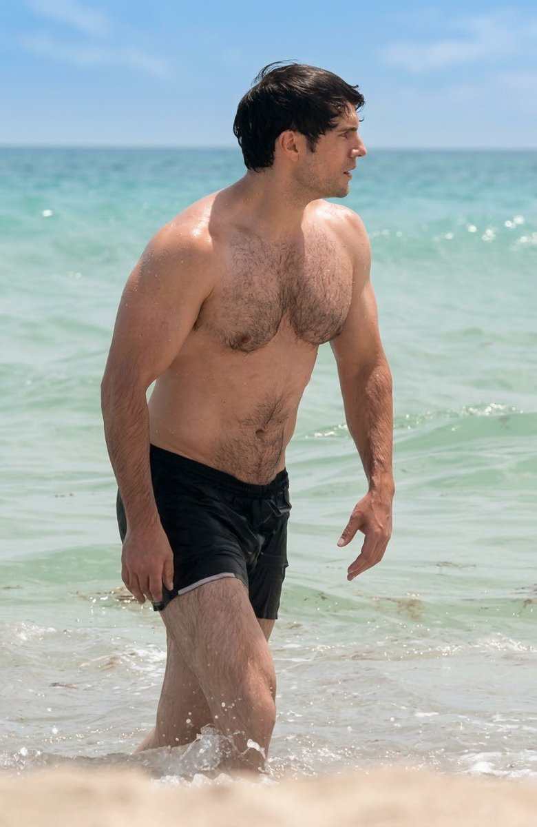 HoteDudes's tweet photo. British actor Henry Cavill shirtless at the beach in Miami, Florida. https://t.co/bhKvzaEToA